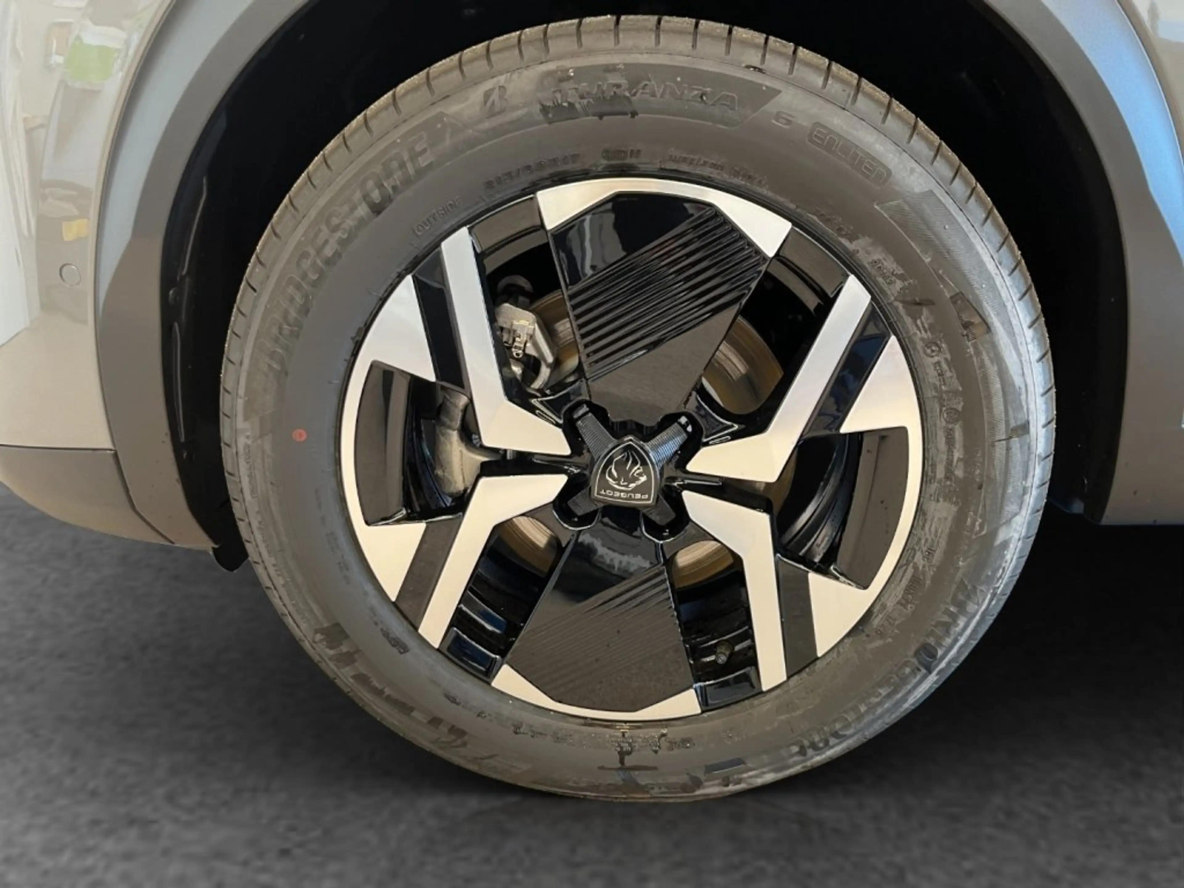 Peugeot 2008 Allure MHEV 110 e-DCS6 — photo 20