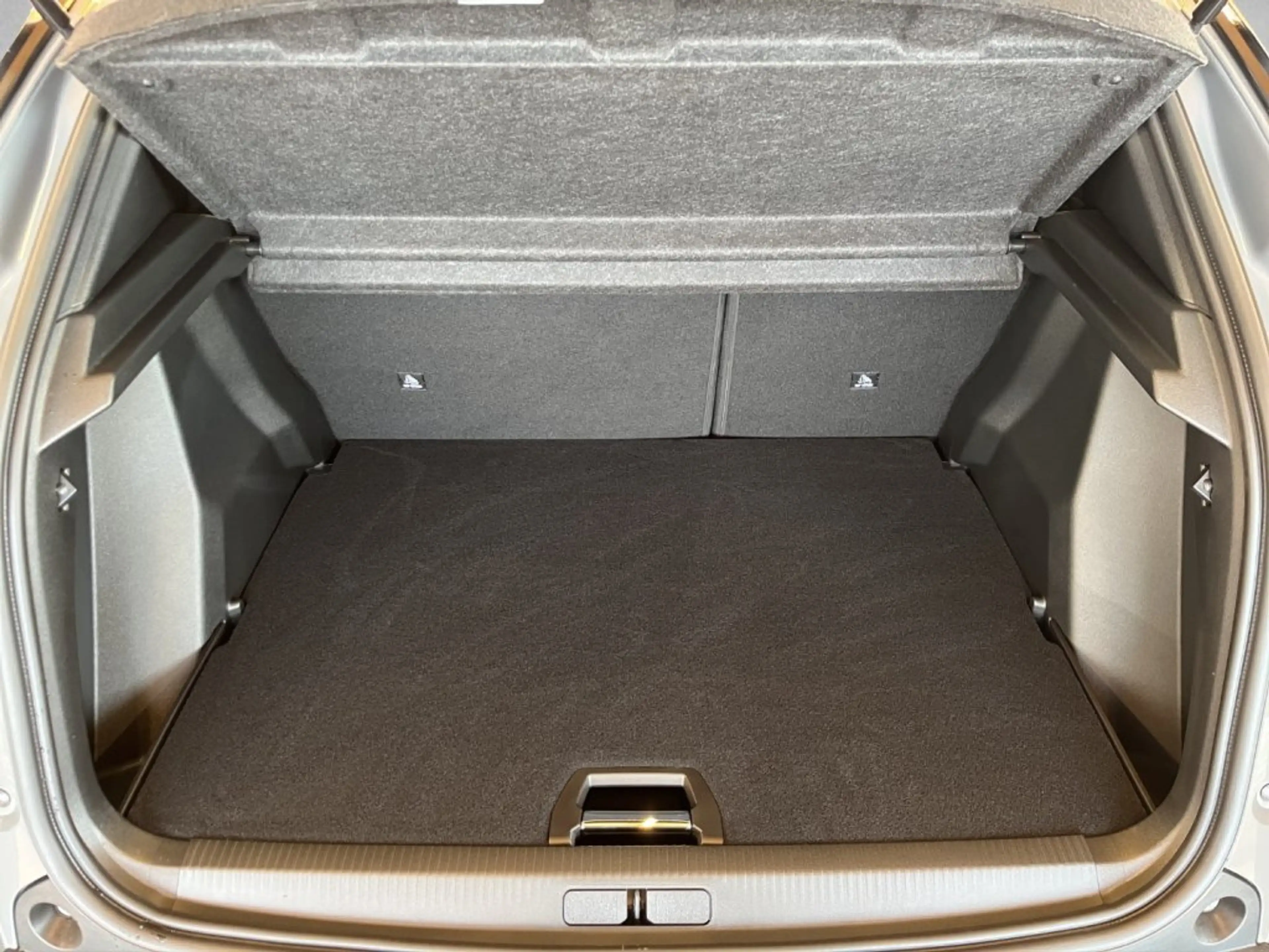 Peugeot 2008 Allure MHEV 110 e-DCS6 — photo 18