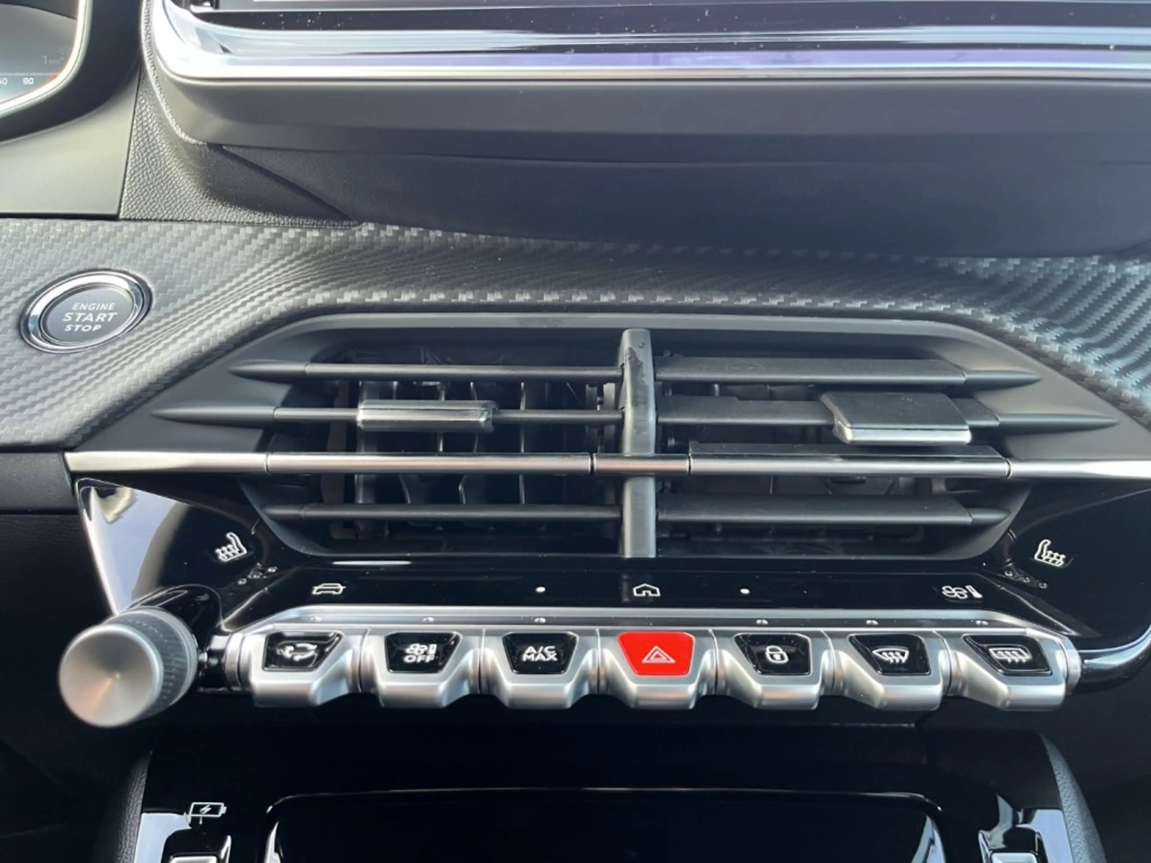Peugeot 2008 Allure MHEV 110 e-DCS6 — photo 23