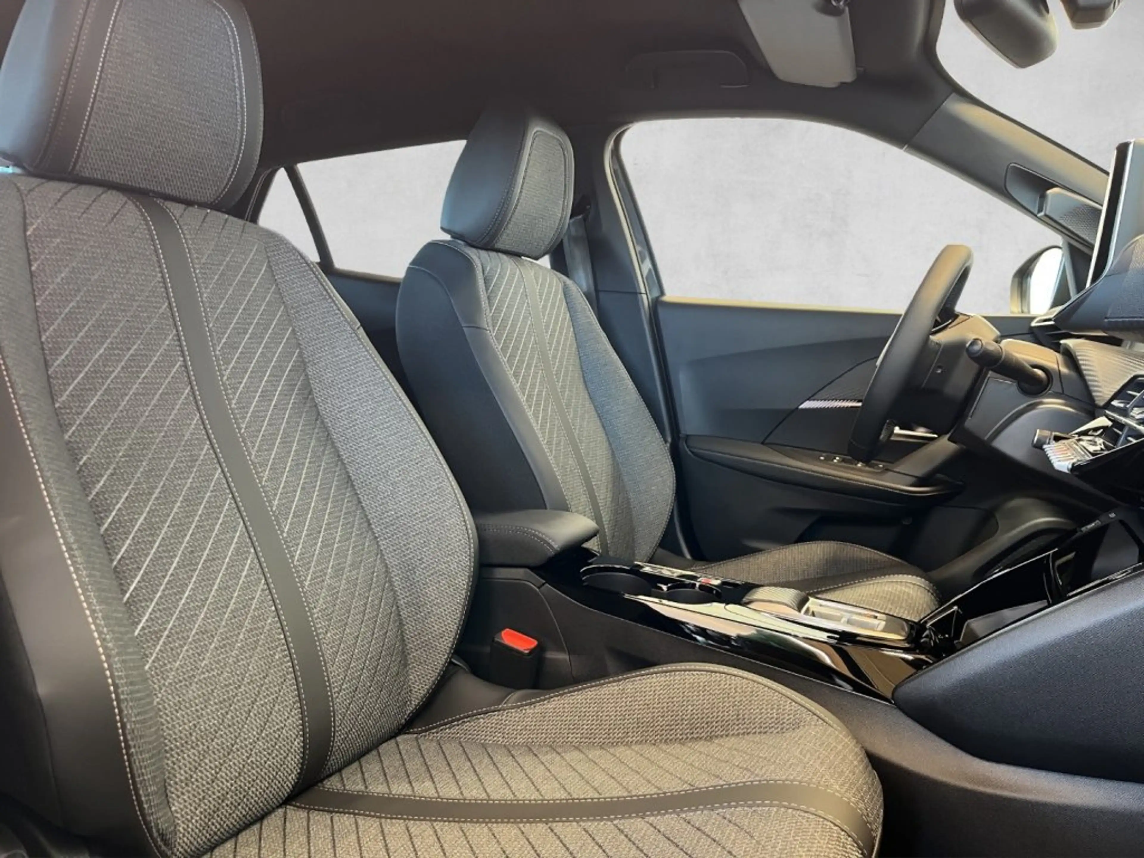 Peugeot 2008 Allure MHEV 110 e-DCS6 — photo 17