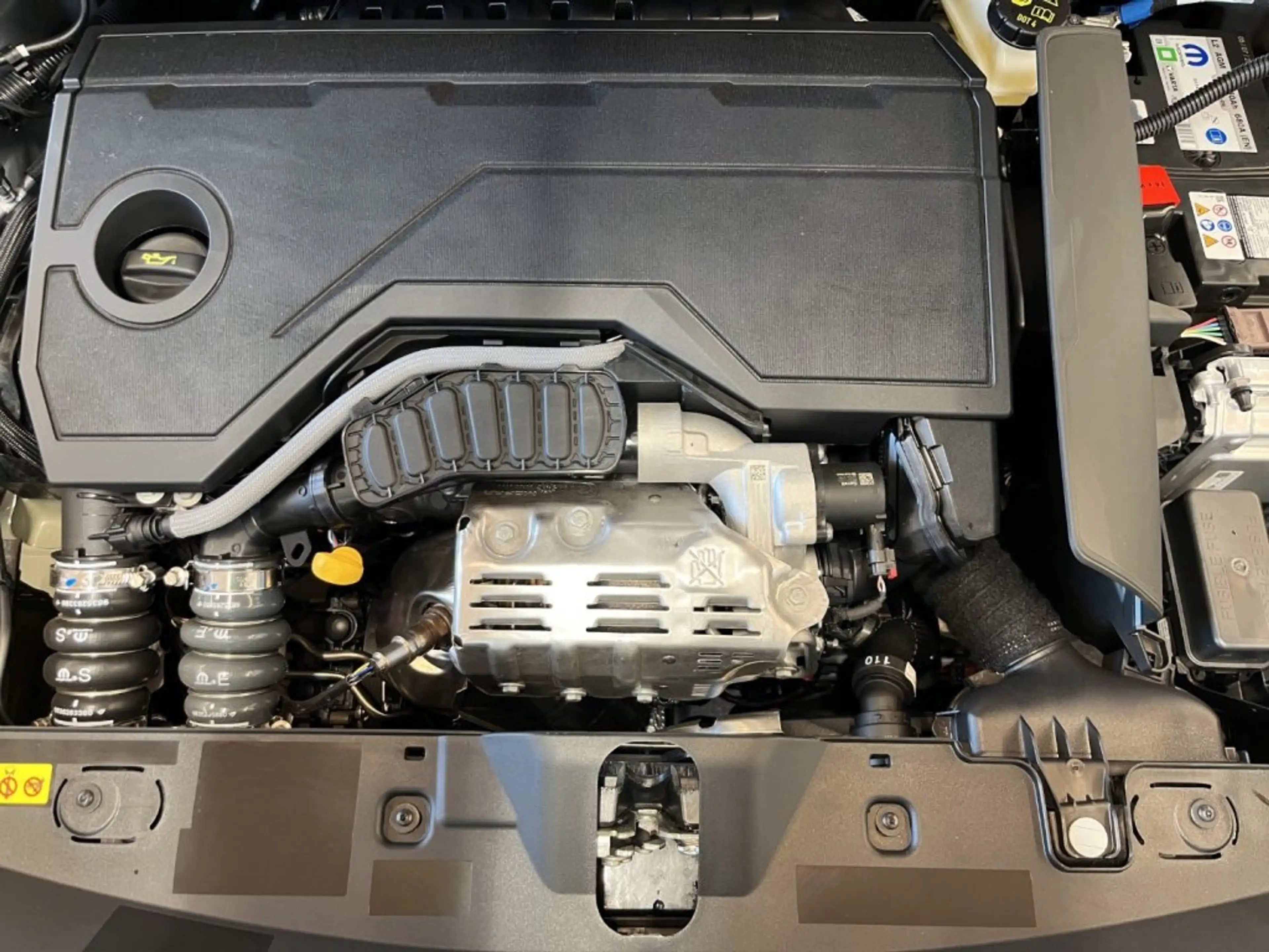 Peugeot 2008 Allure MHEV 110 e-DCS6 — photo 19