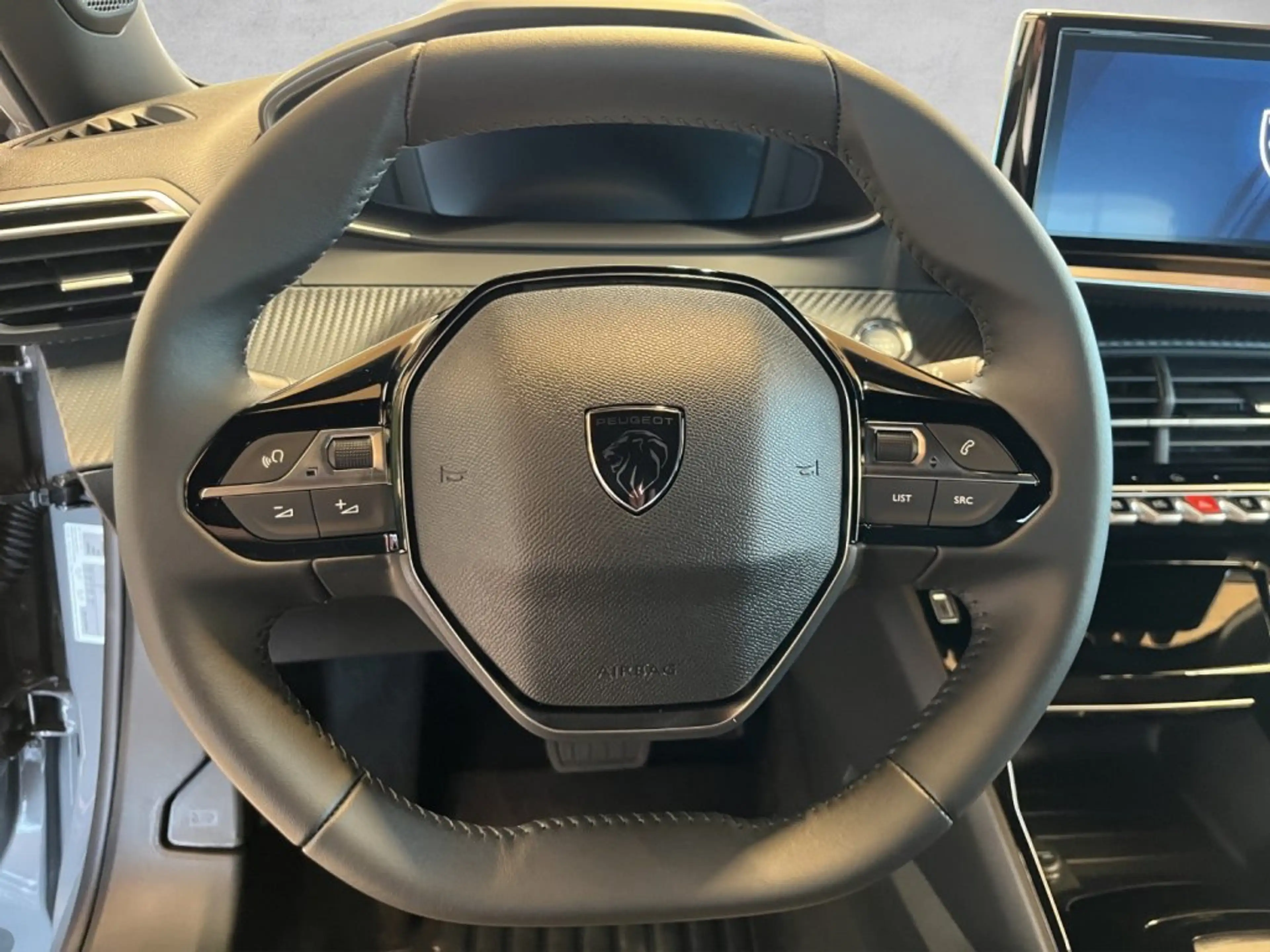 Peugeot 2008 Allure MHEV 110 e-DCS6 — photo 10