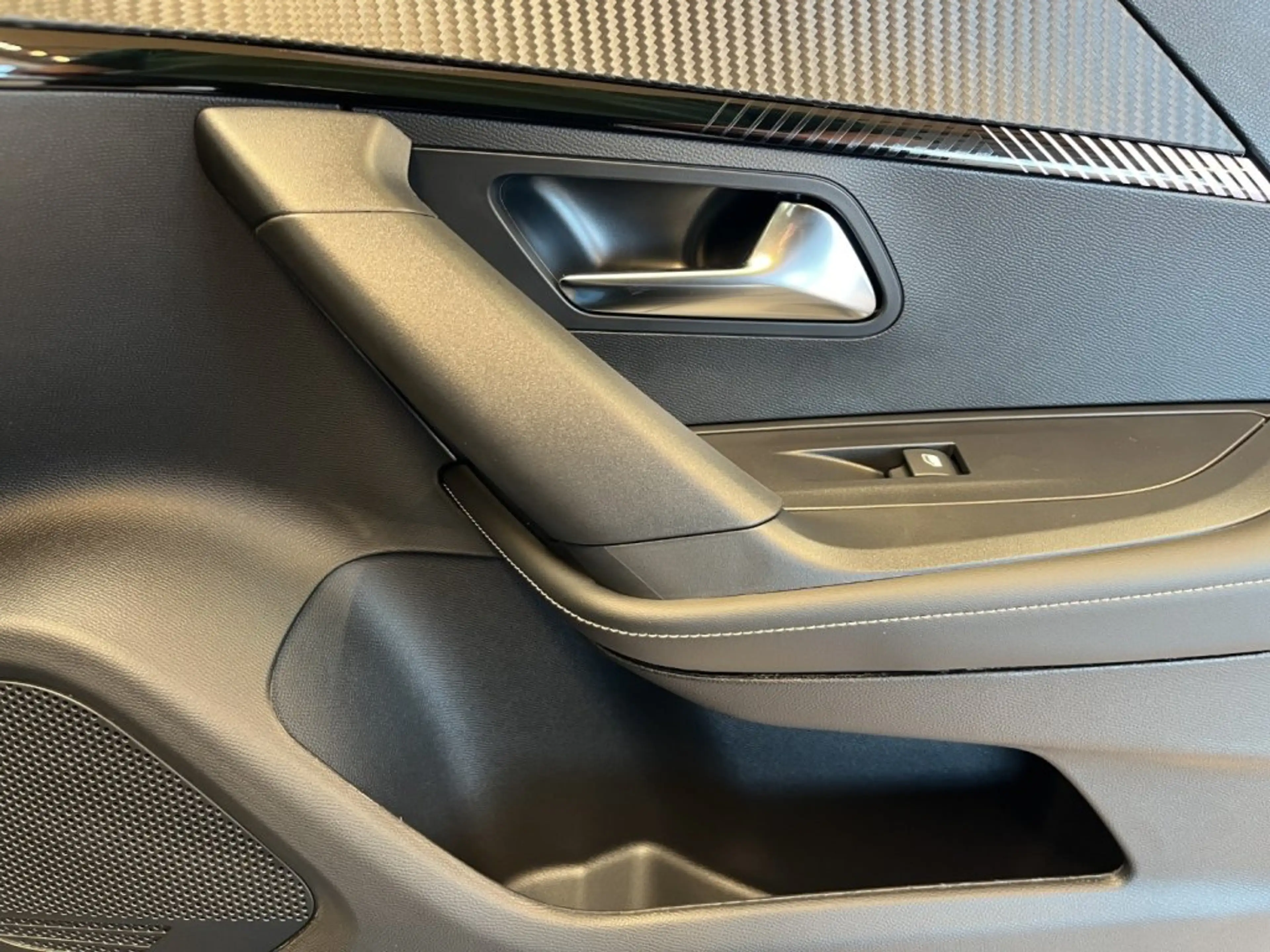 Peugeot 2008 Allure MHEV 110 e-DCS6 — photo 16