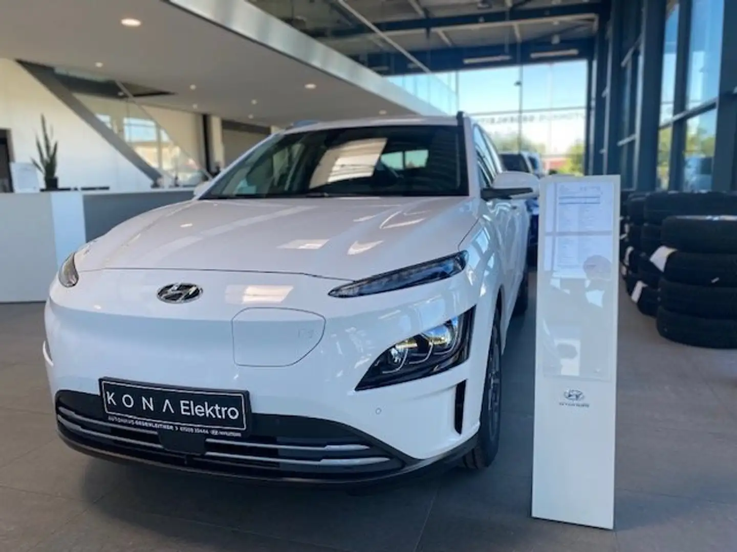 Hyundai KONA EV Prestige Line k2ep2 Schiebdach u. Wärmep. Weiß - 2