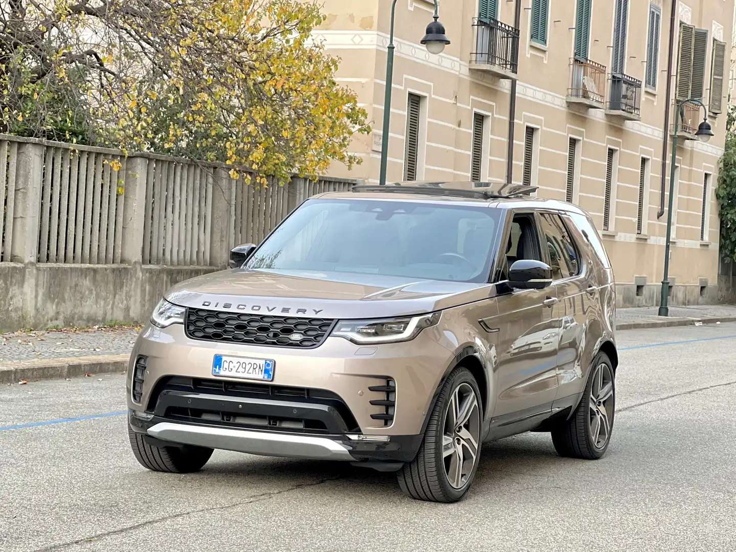 Land Rover Discovery 5 2.0 i4 300cv aut.8 AWD 7Posti R-Dynamic HSE FULL brončana - 1