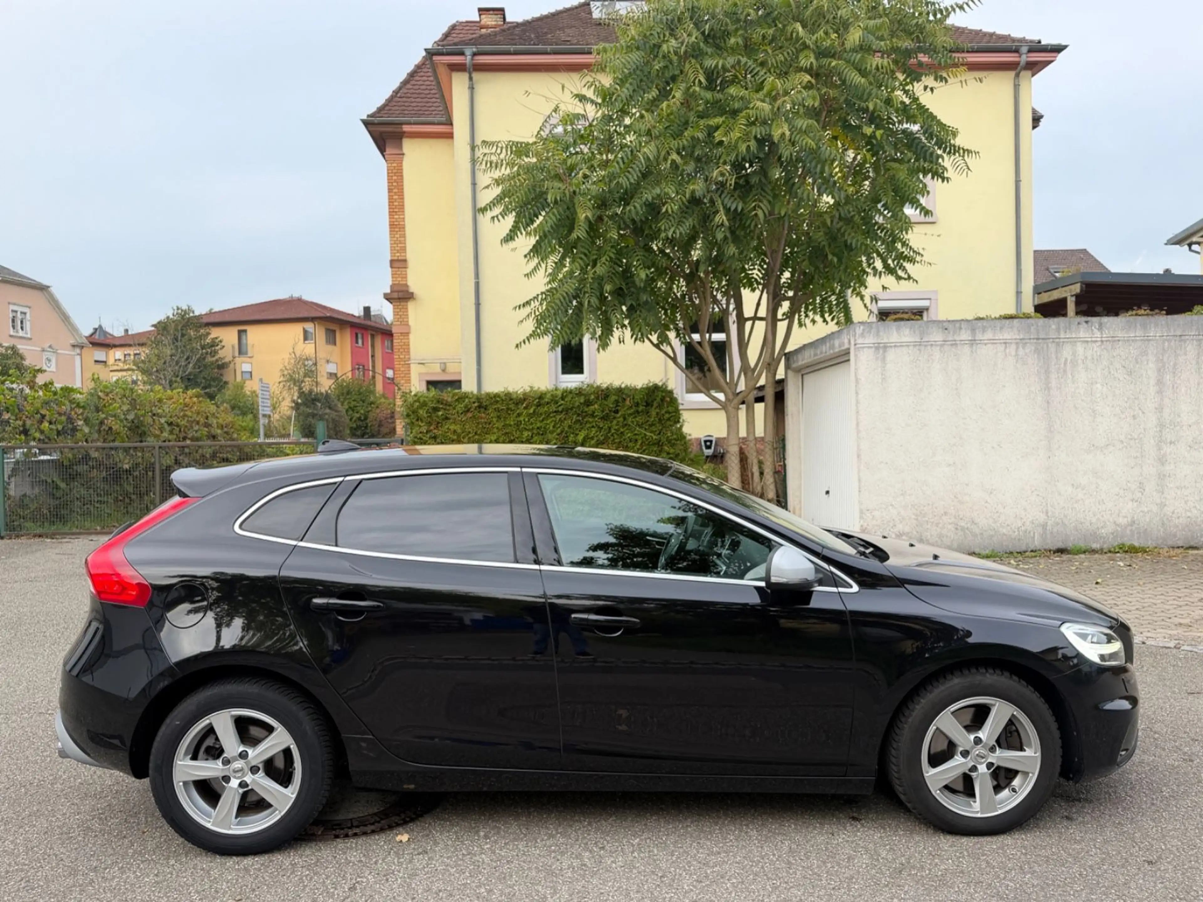 Volvo V40 R-Design TÜV NEU/NAVI/LED/TEMPOMAT/R-CAM/AHK — photo 6