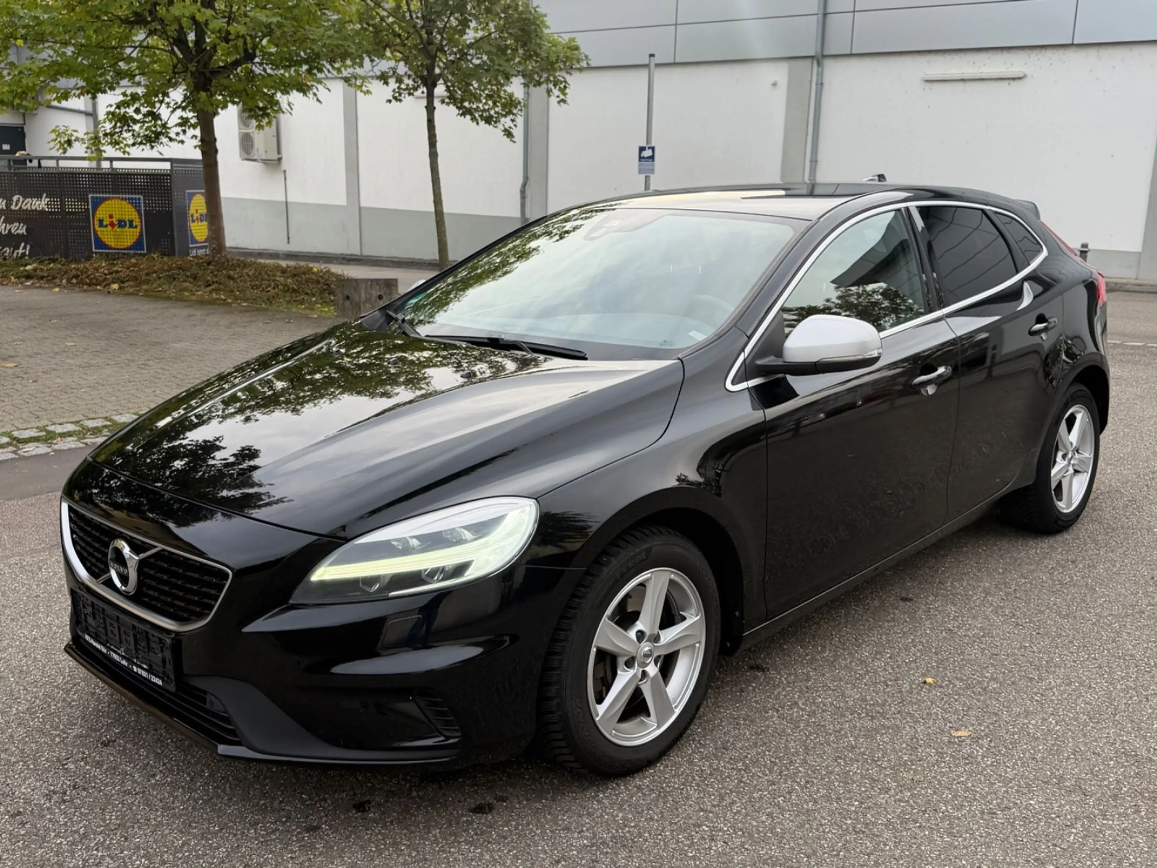Volvo V40 R-Design TÜV NEU/NAVI/LED/TEMPOMAT/R-CAM/AHK — photo 2