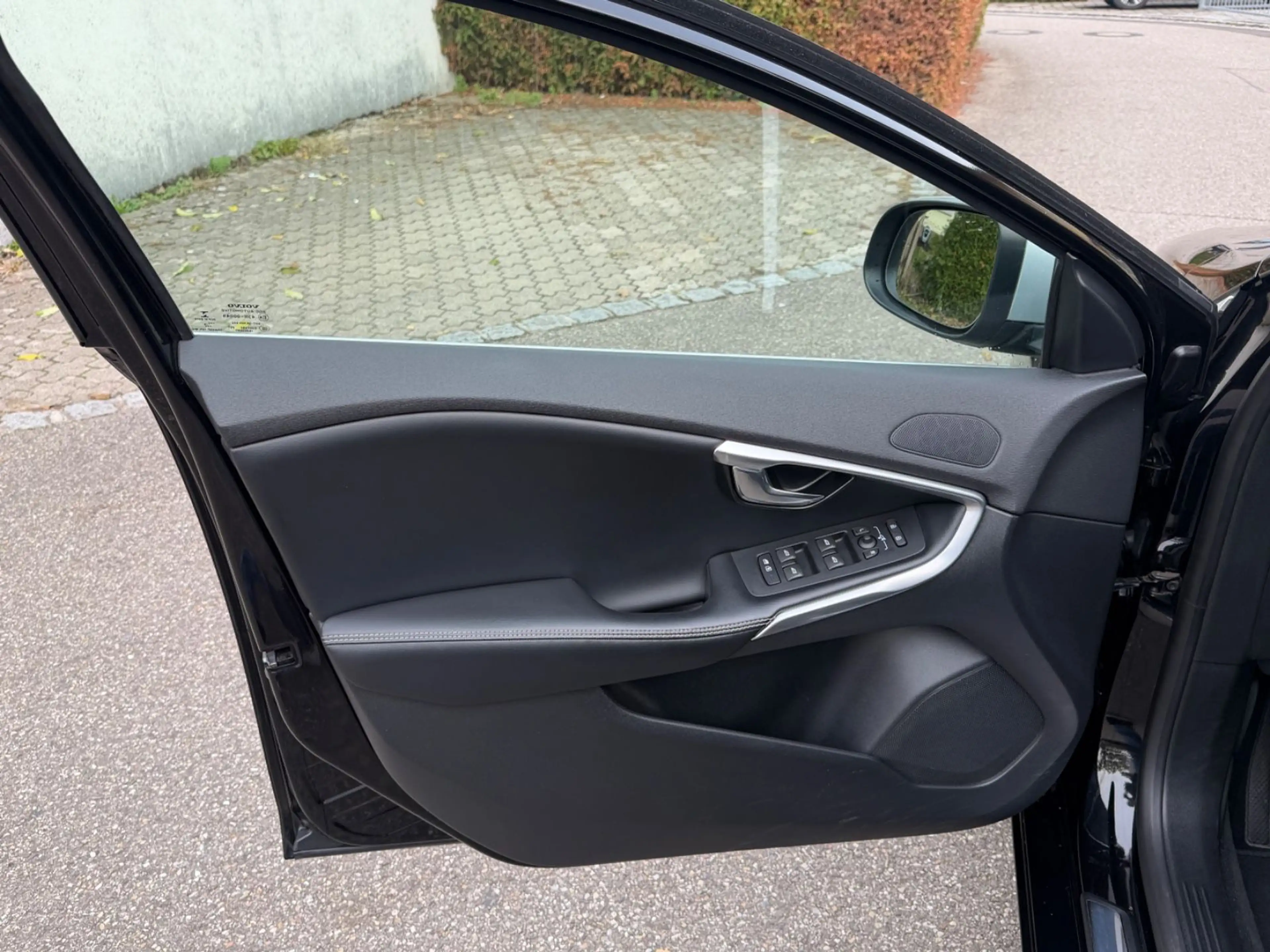 Volvo V40 R-Design TÜV NEU/NAVI/LED/TEMPOMAT/R-CAM/AHK — photo 13