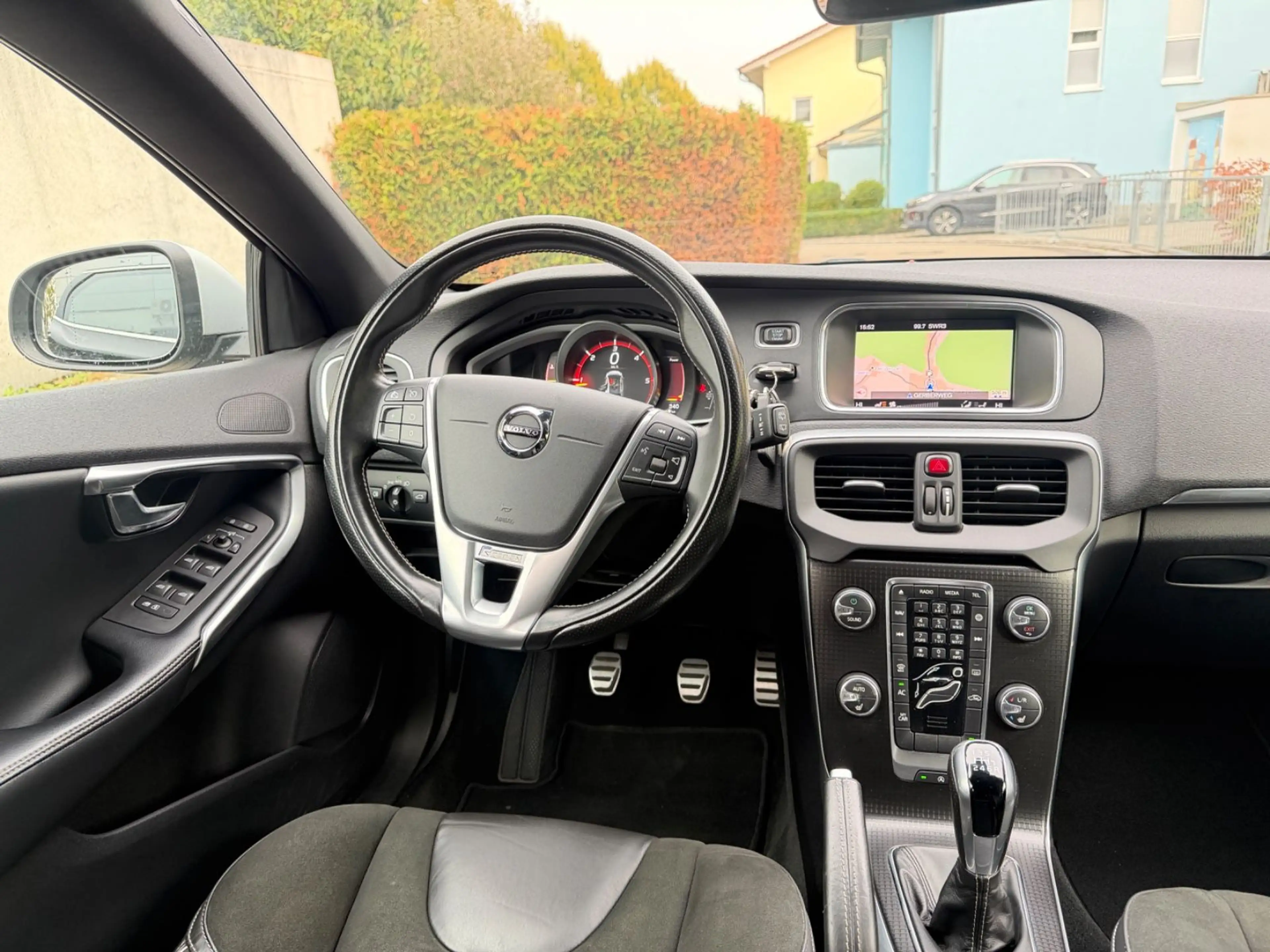 Volvo V40 R-Design TÜV NEU/NAVI/LED/TEMPOMAT/R-CAM/AHK — photo 10