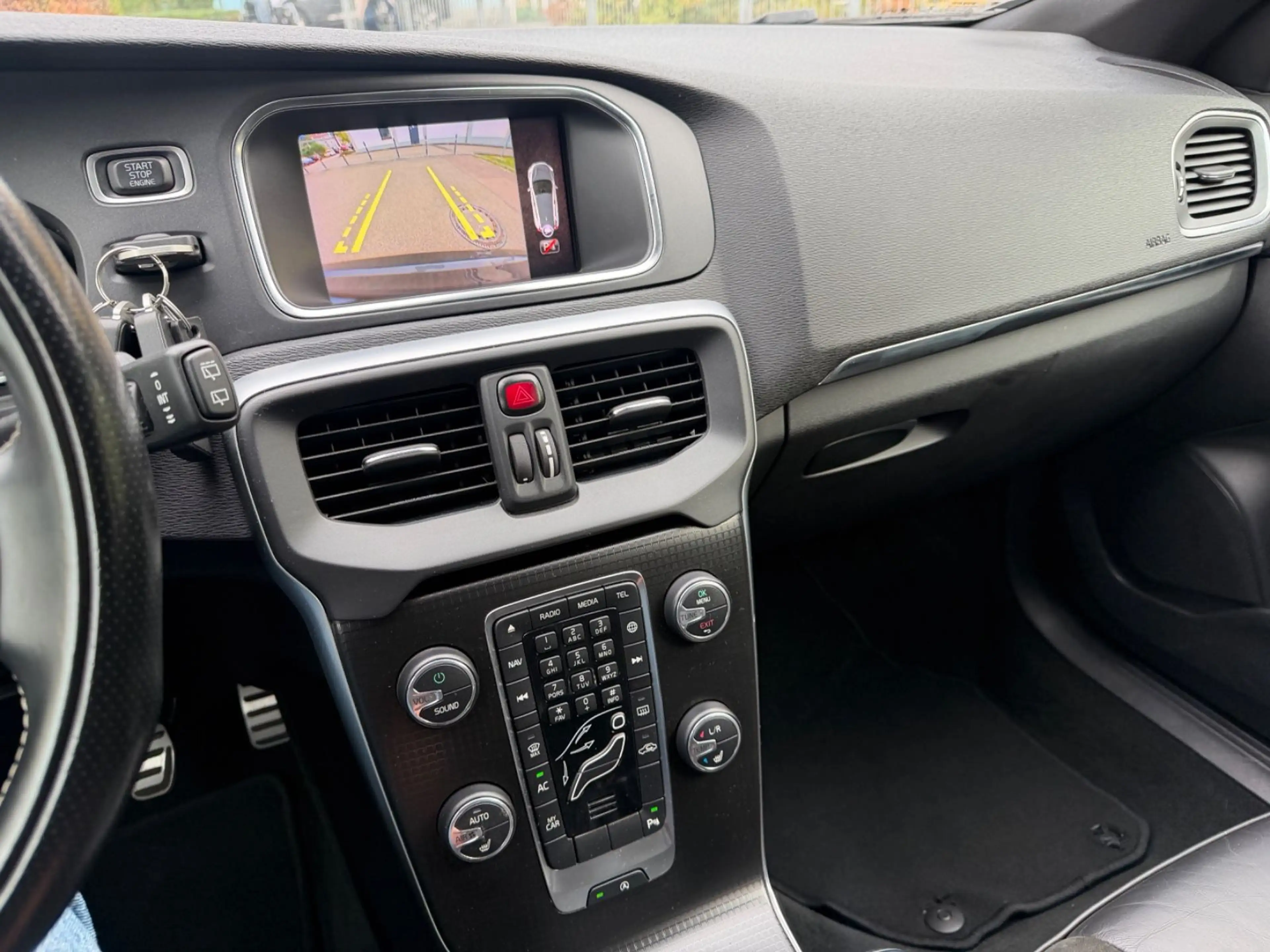 Volvo V40 R-Design TÜV NEU/NAVI/LED/TEMPOMAT/R-CAM/AHK — photo 11