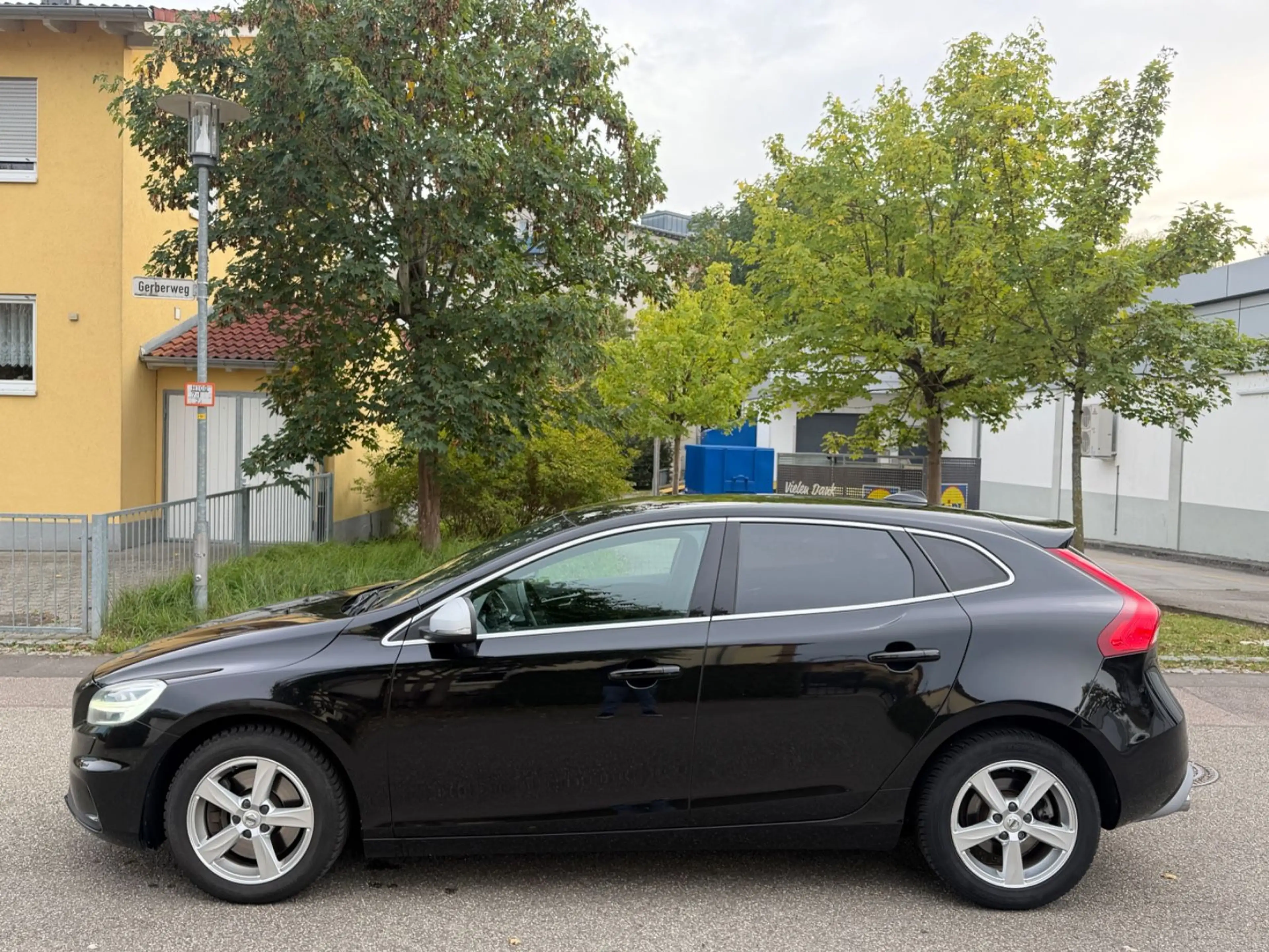 Volvo V40 R-Design TÜV NEU/NAVI/LED/TEMPOMAT/R-CAM/AHK — photo 3