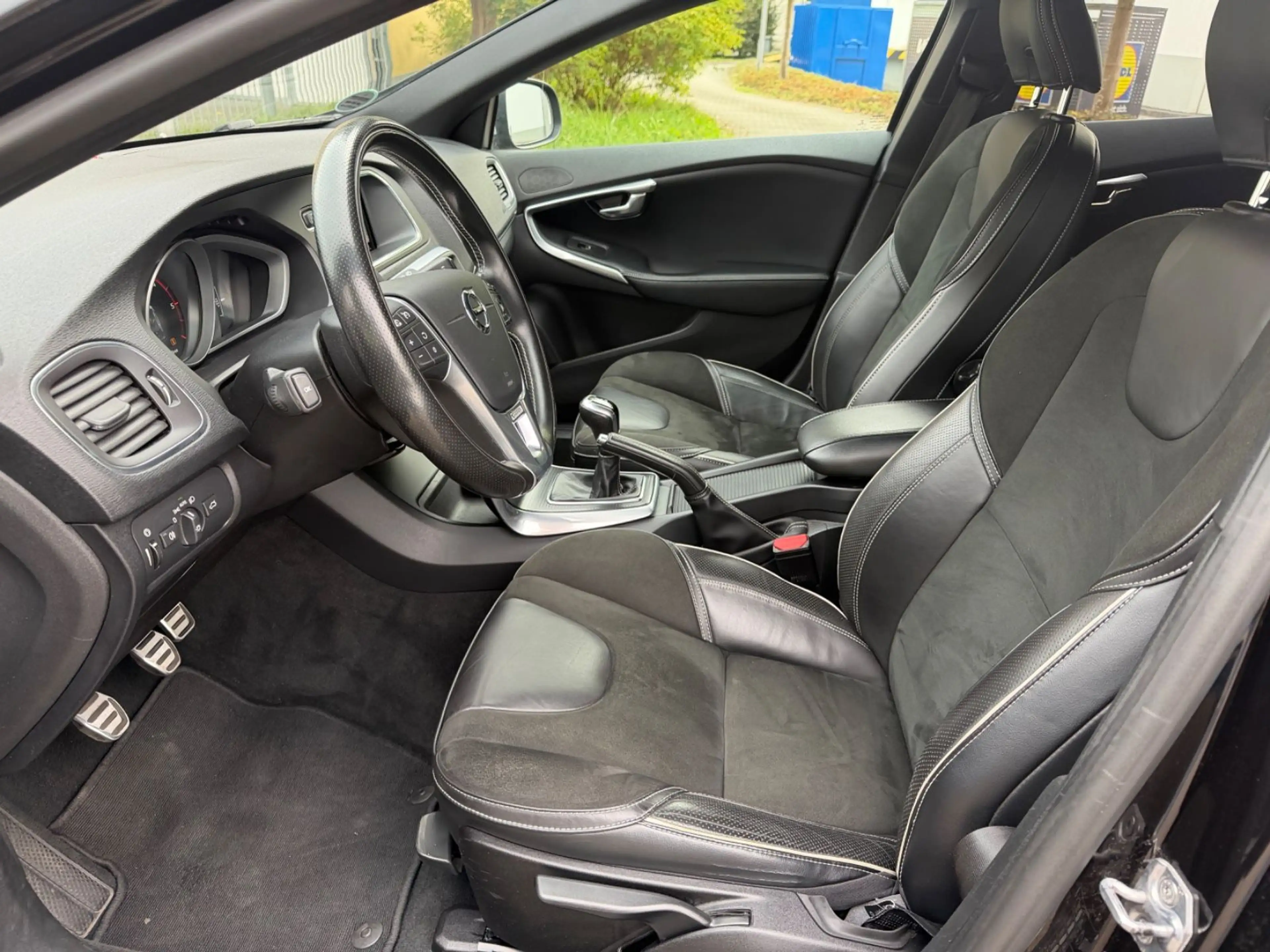 Volvo V40 R-Design TÜV NEU/NAVI/LED/TEMPOMAT/R-CAM/AHK — photo 12