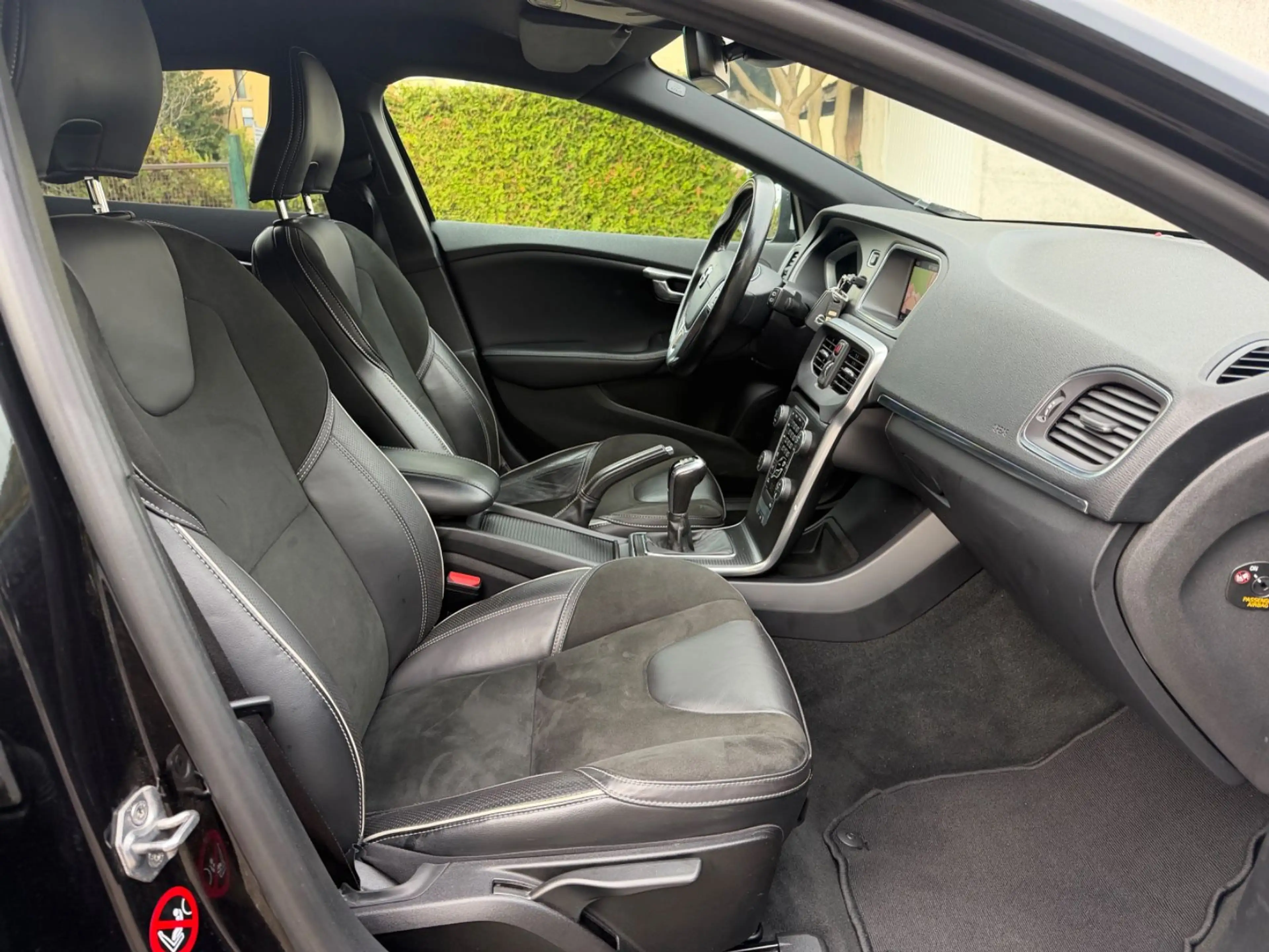Volvo V40 R-Design TÜV NEU/NAVI/LED/TEMPOMAT/R-CAM/AHK — photo 14