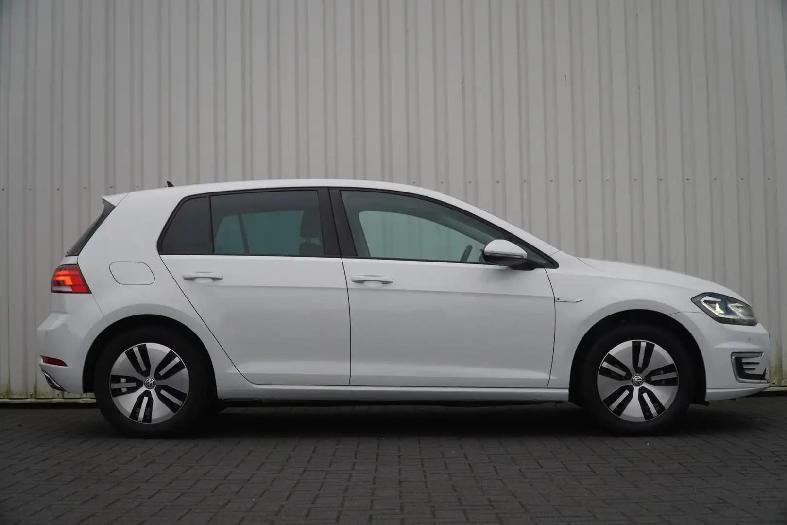 Volkswagen e-Golf 136pk | SoH 92% | Navigatie | Parkeersensoren Wit - 2