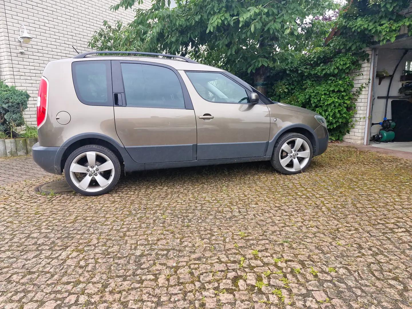 Skoda Roomster Roomster 1.2 TSI DSG Scout Коричневий - 2