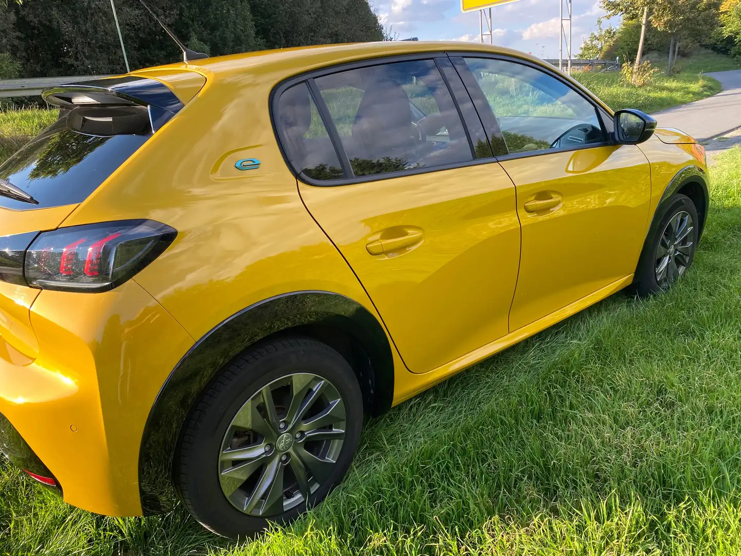 Peugeot e-208 Allure PDC/DAB/Kamera/SHZ/CARPLAY Gelb - 2