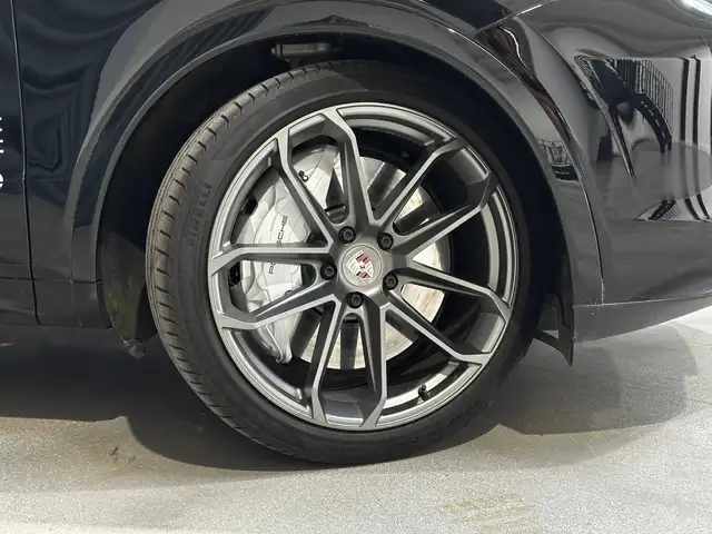 Porsche Cayenne view 8