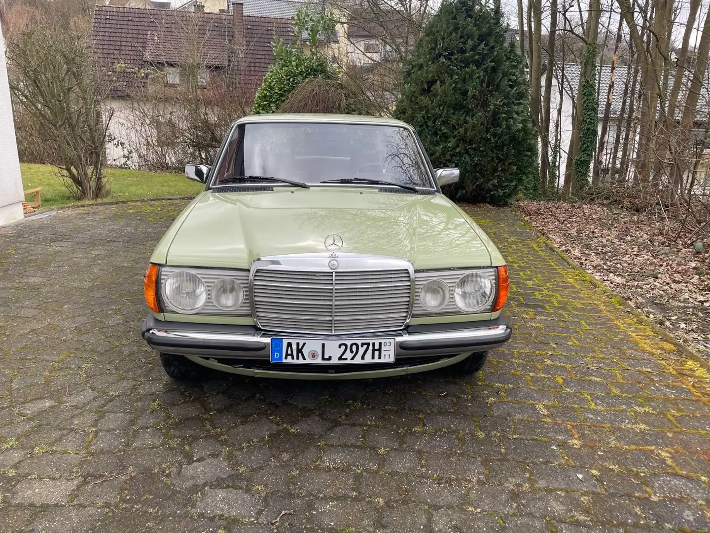 Mercedes-Benz 200 200 E W123 Grün - 1