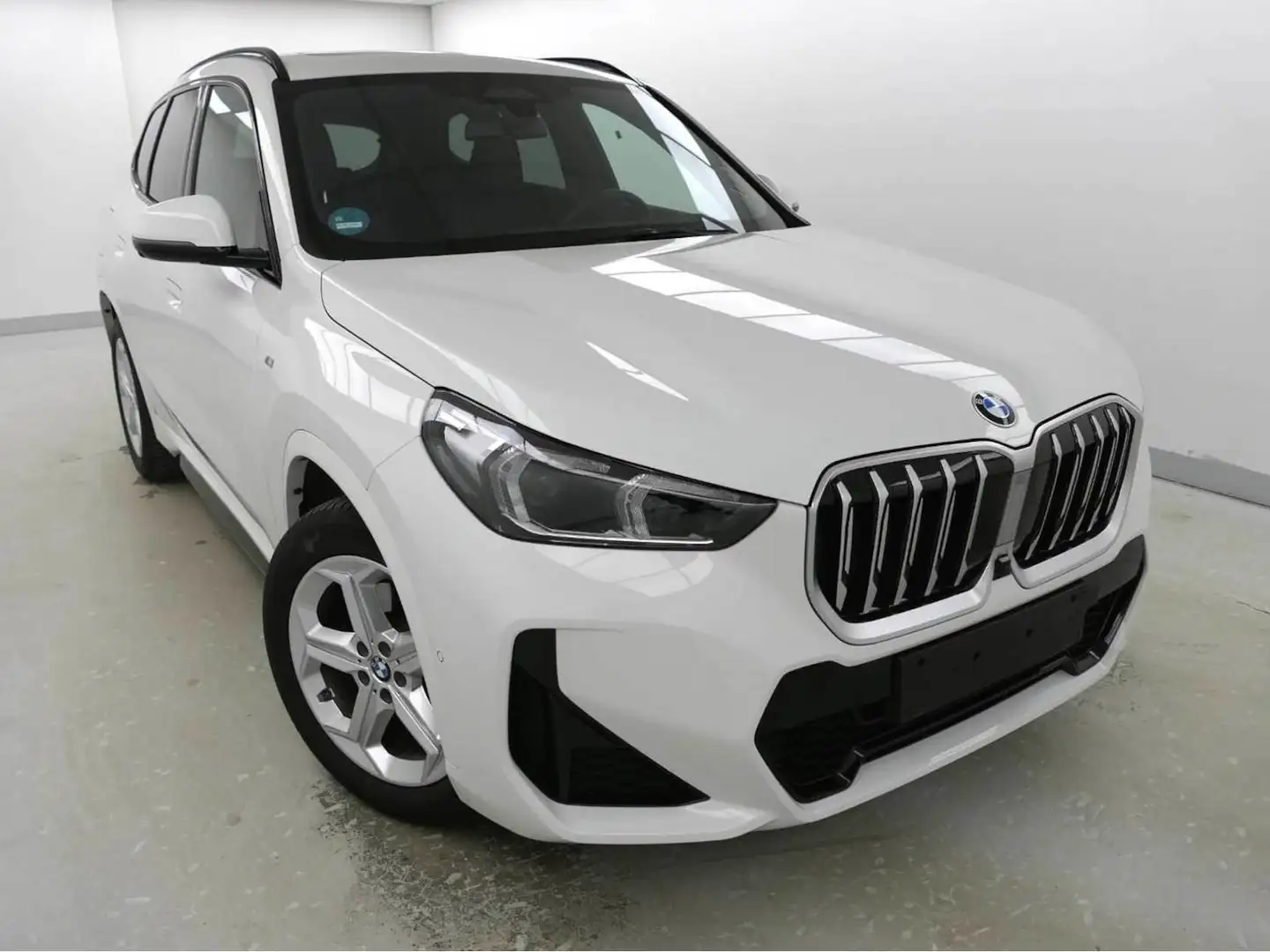 BMW X1 xDrive 23d M Sport ACC DrivingPlus eSitze AHK Weiß - 2