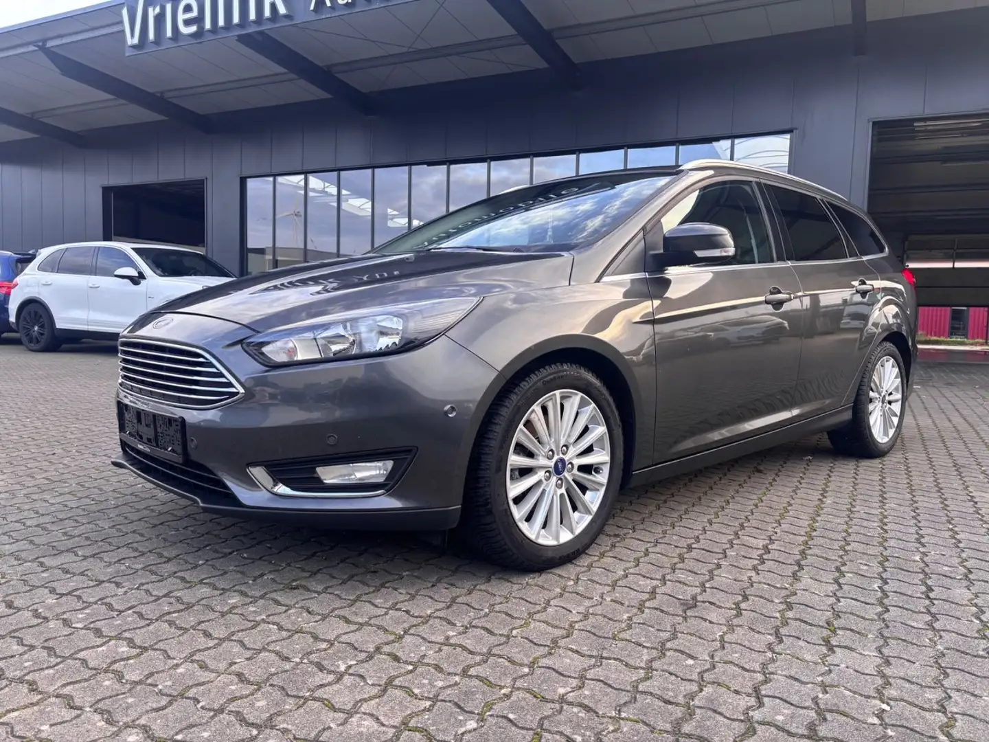 Ford Focus Turnier  1,5 Ecoboost  Titanium-Navi-Eur6 Grau - 1