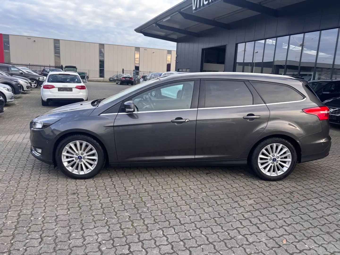 Ford Focus Turnier  1,5 Ecoboost  Titanium-Navi-Eur6 Grau - 2