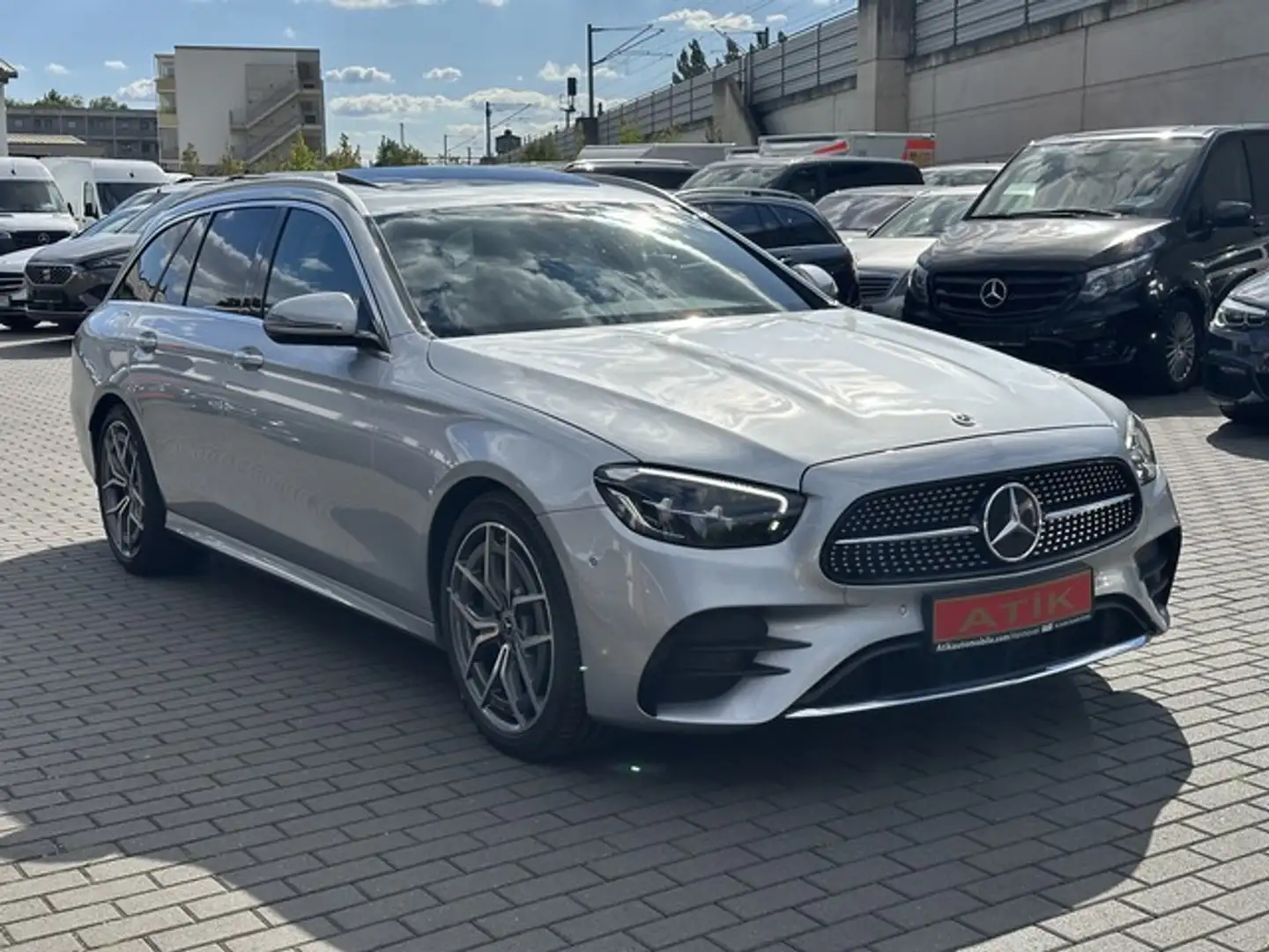 Mercedes-Benz E 220 d T AMG LINE / ESDH / LED / KAM / MBUX Gris - 1