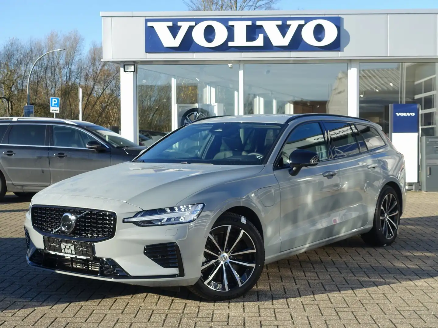 Volvo V60 Plus Dark T6 AWD Plug-in Hybrid HUD/360°KAM Grau - 1