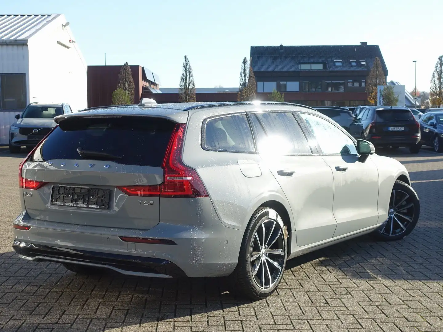 Volvo V60 Plus Dark T6 AWD Plug-in Hybrid HUD/360°KAM Grau - 2