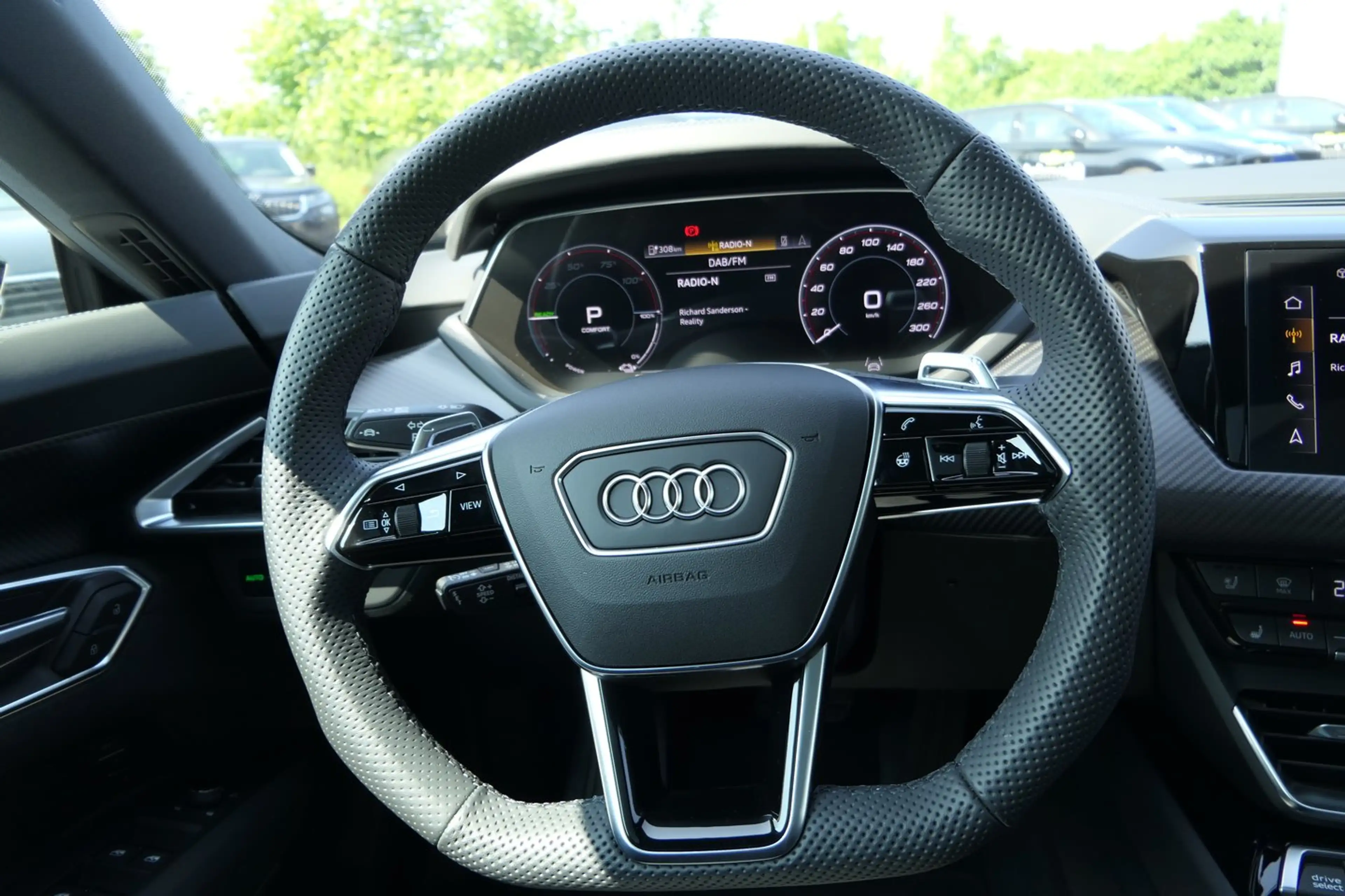 Audi e-tron GT — photo 8