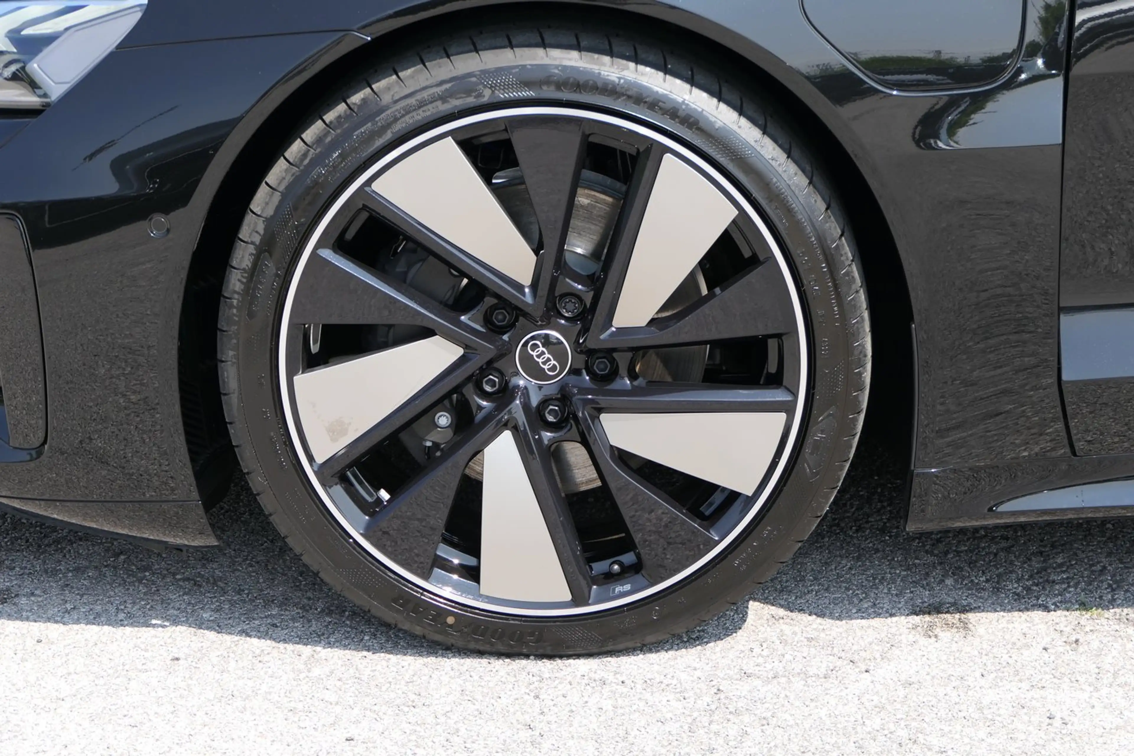 Audi e-tron GT — photo 3