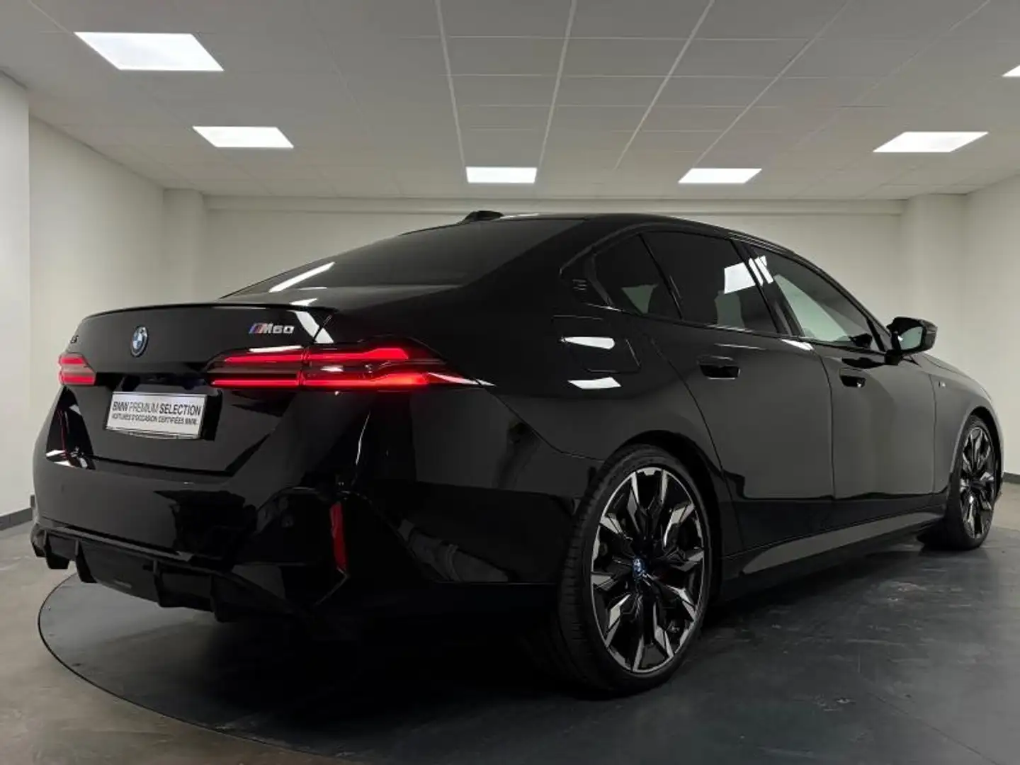 BMW M6 i5 M60 601ch xDrive Чёрный - 2