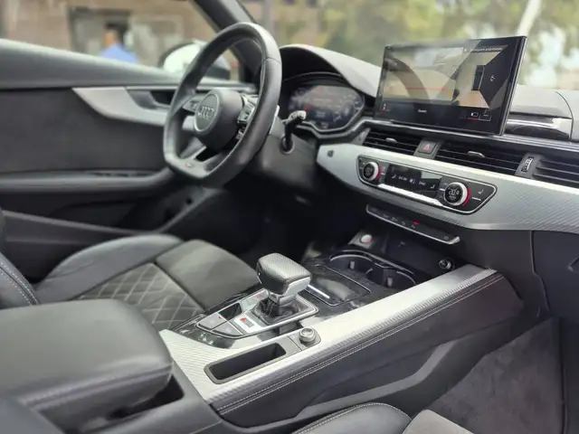 Audi RS4 view 7