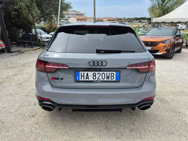 Audi RS4 view 3
