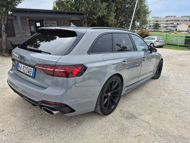Audi RS4 view 4