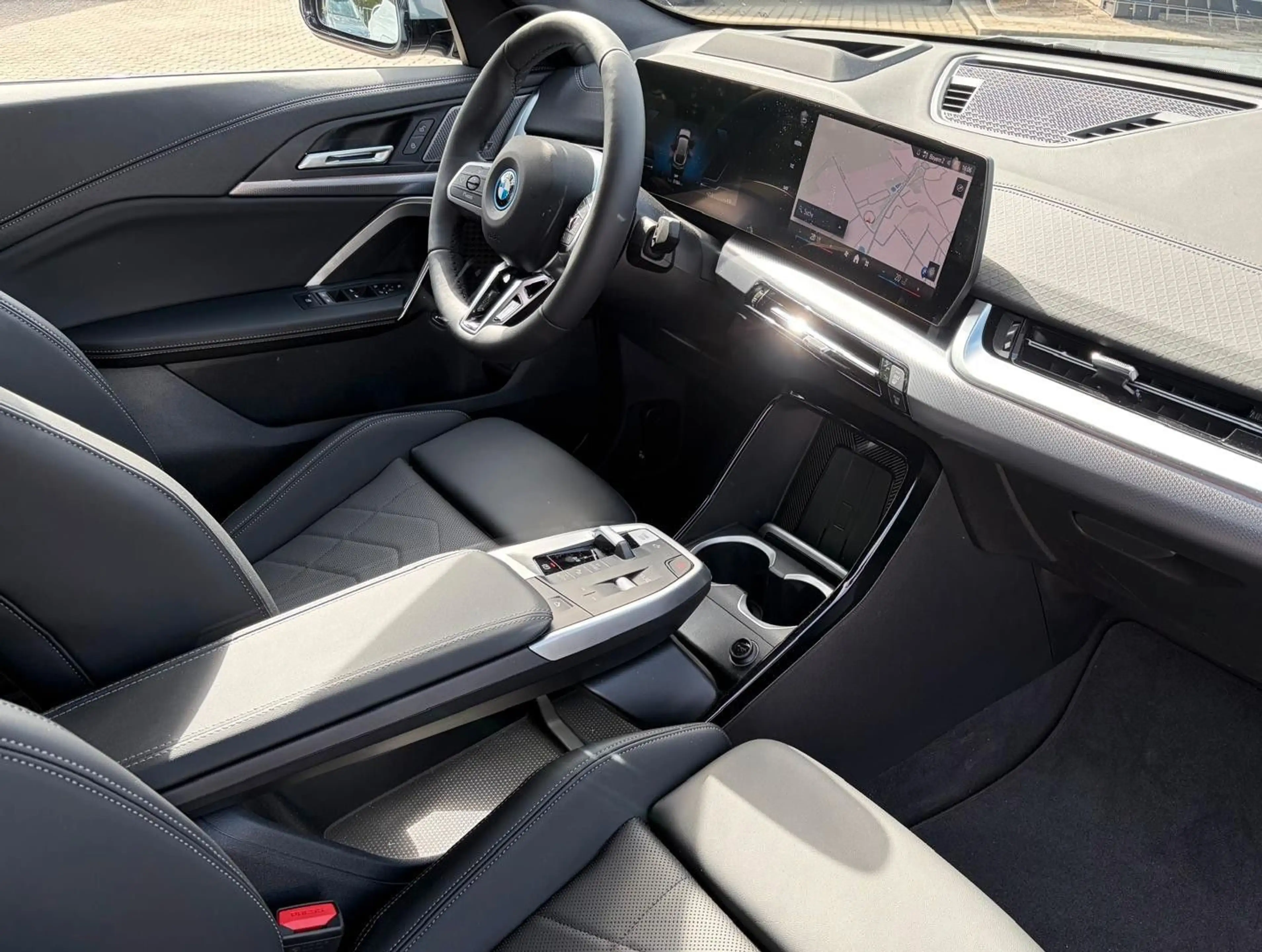 BMW iX2 eDrive20 M SPORT /AHK/HarmKard/HeadUp/Leder — photo 8