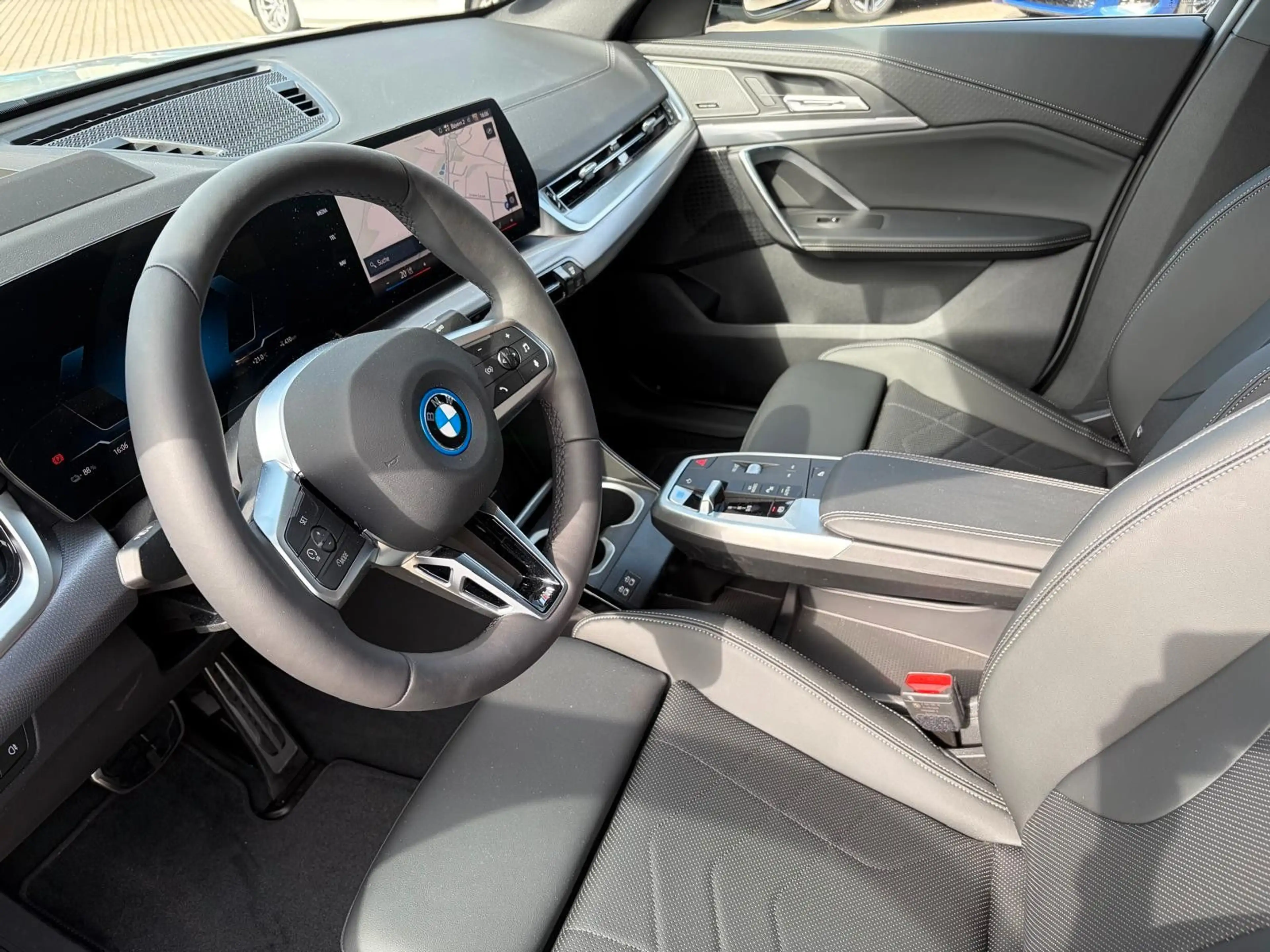 BMW iX2 eDrive20 M SPORT /AHK/HarmKard/HeadUp/Leder — photo 13