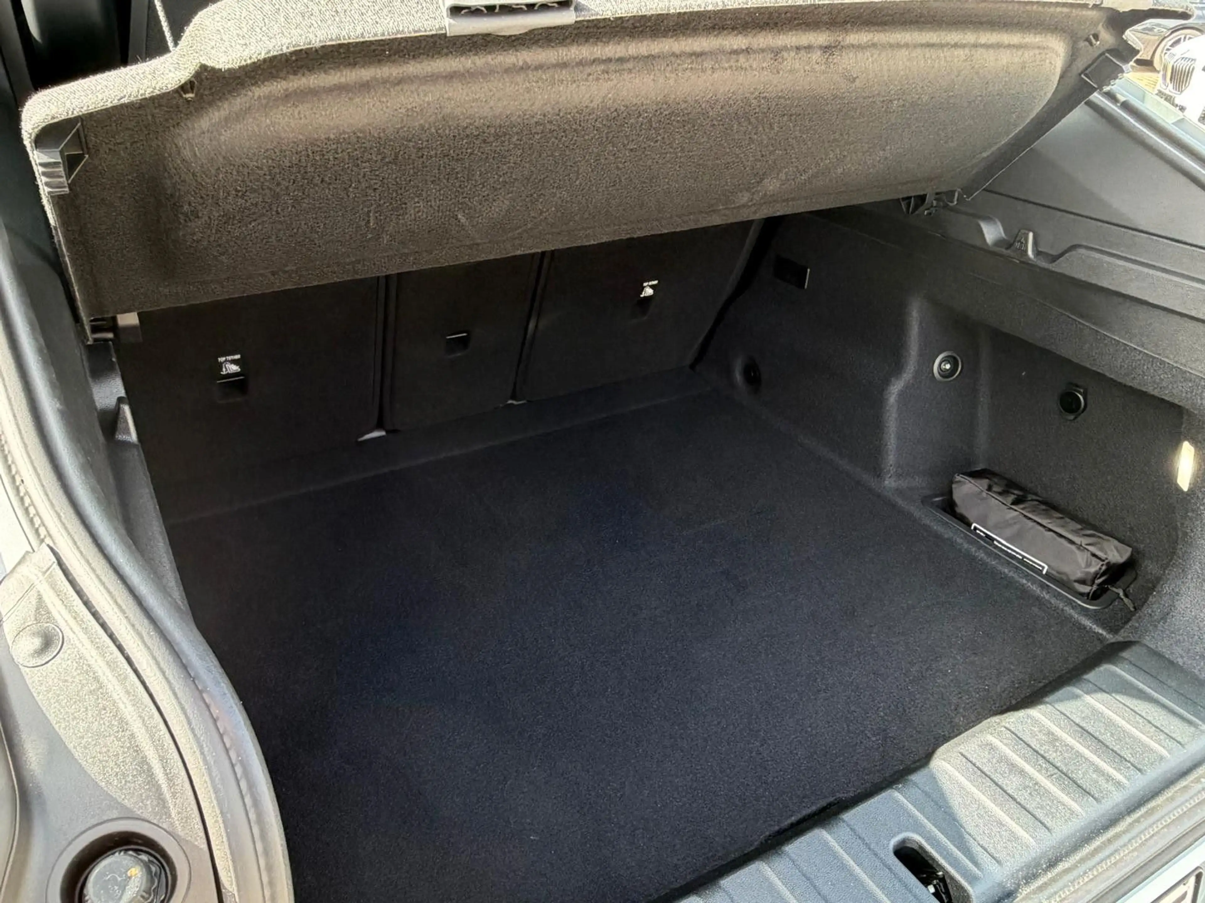 BMW iX2 eDrive20 M SPORT /AHK/HarmKard/HeadUp/Leder — photo 15