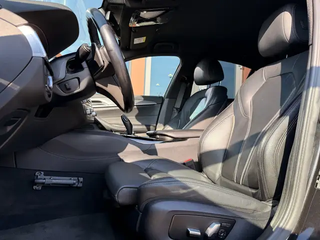 BMW 5 Series view 4