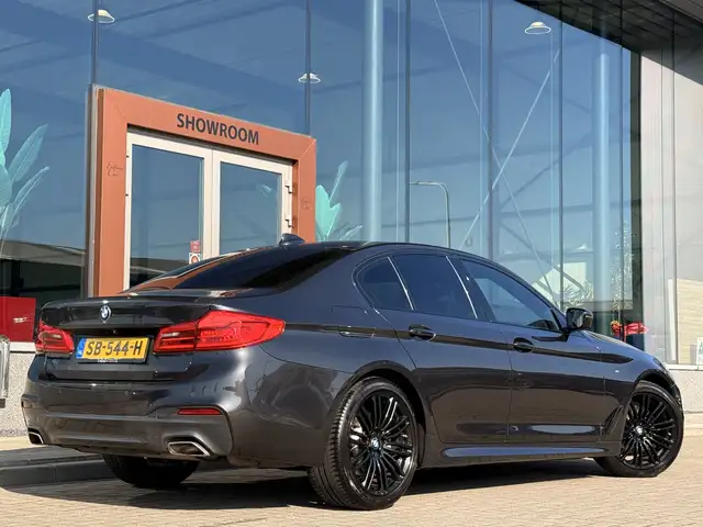 BMW 5 Series view 11
