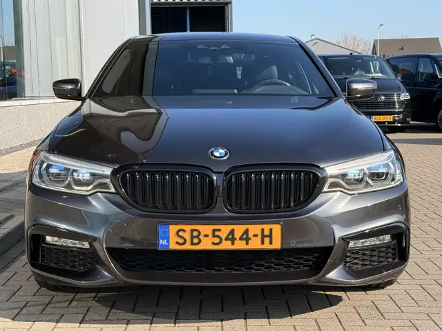 BMW 5 Series view 8