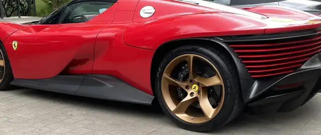 Ferrari Daytona SP3 a terra