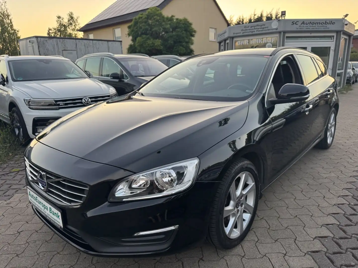 Volvo V60 Kombi Momentum Schwarz - 1