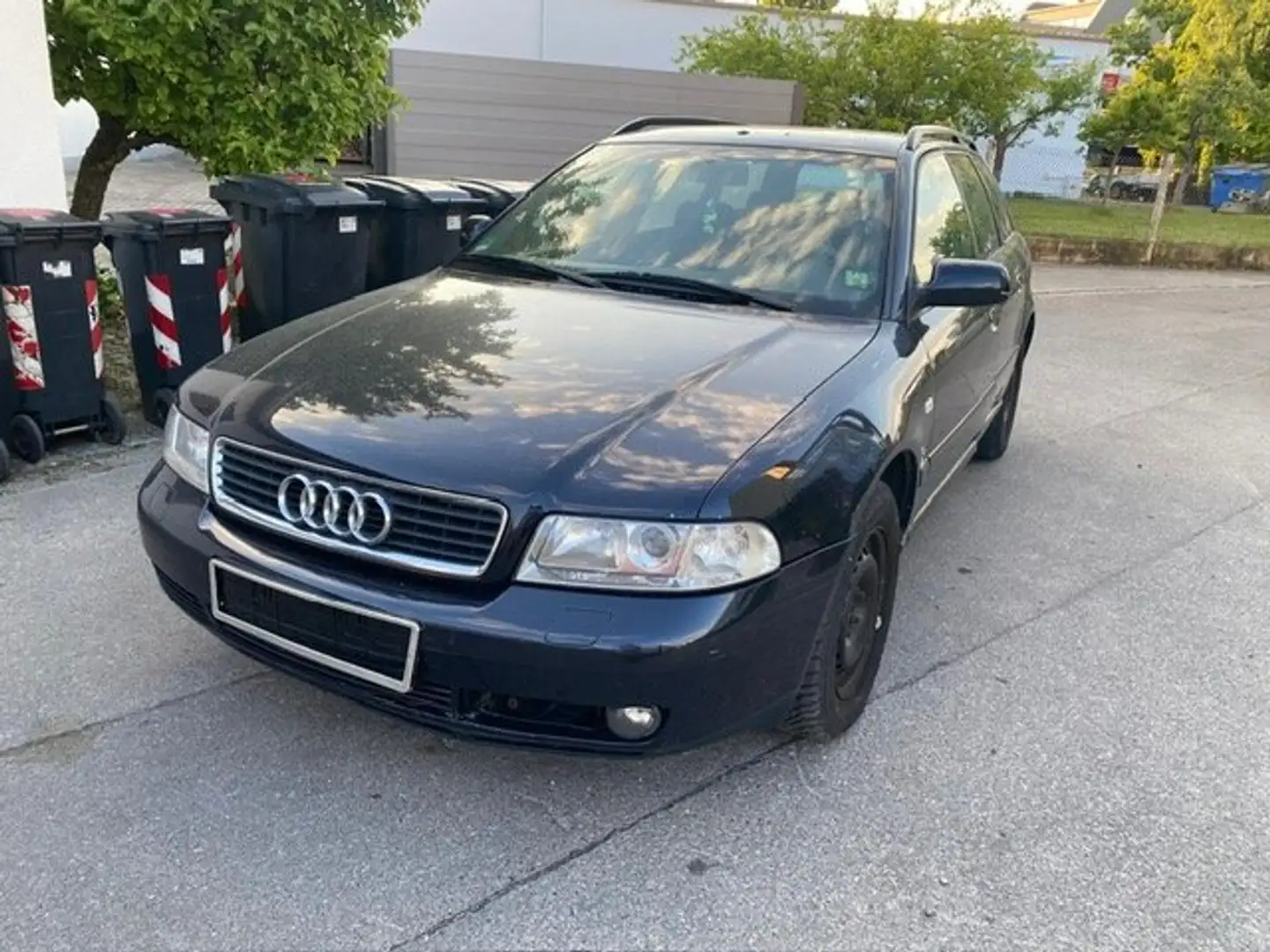 Audi A4 Avant 2.5 TDI quattro Blau - 1