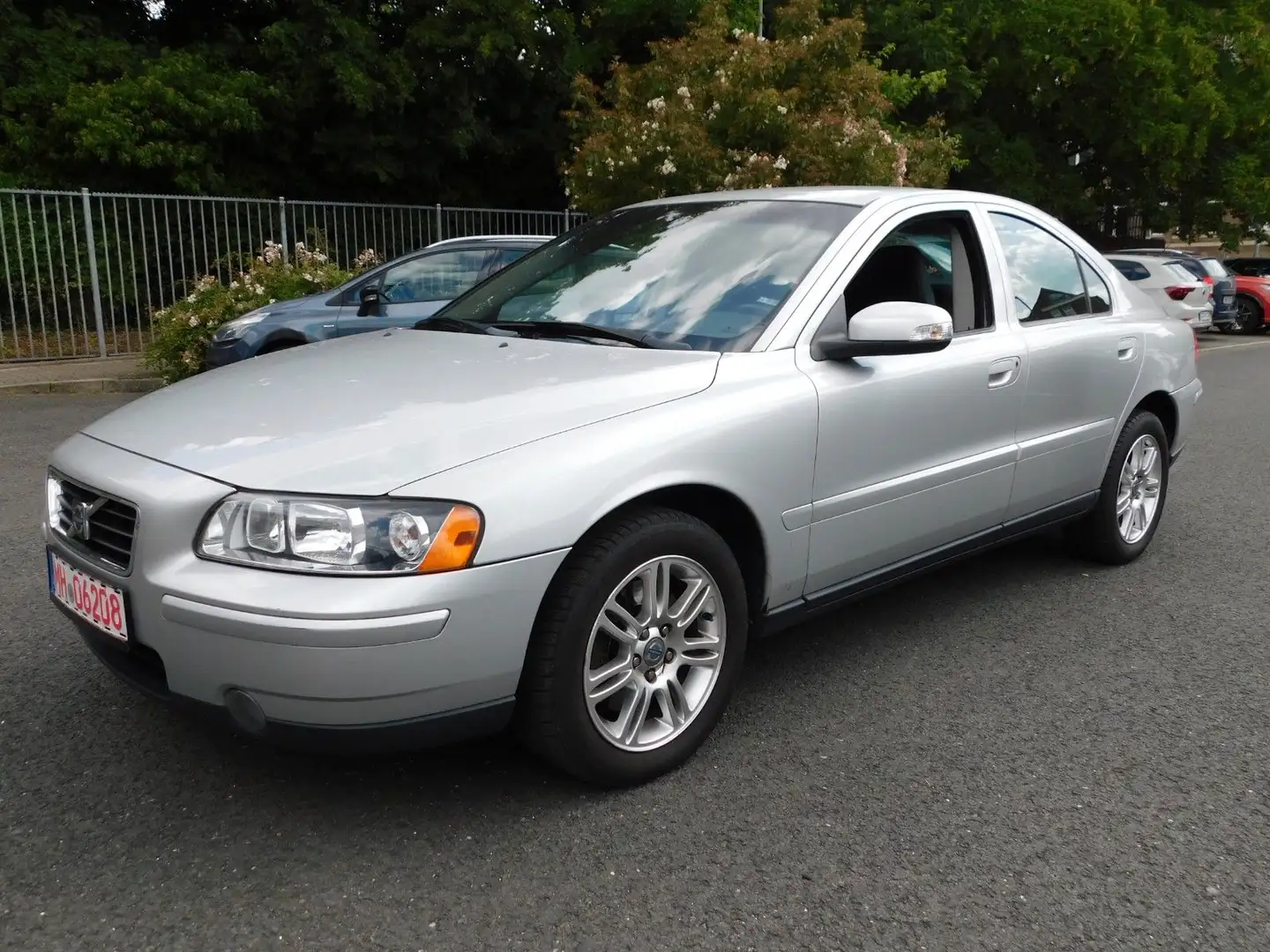 Volvo S60 Lim. Bi-Fuel Kinetic/TUV 06.2027 Silber - 1