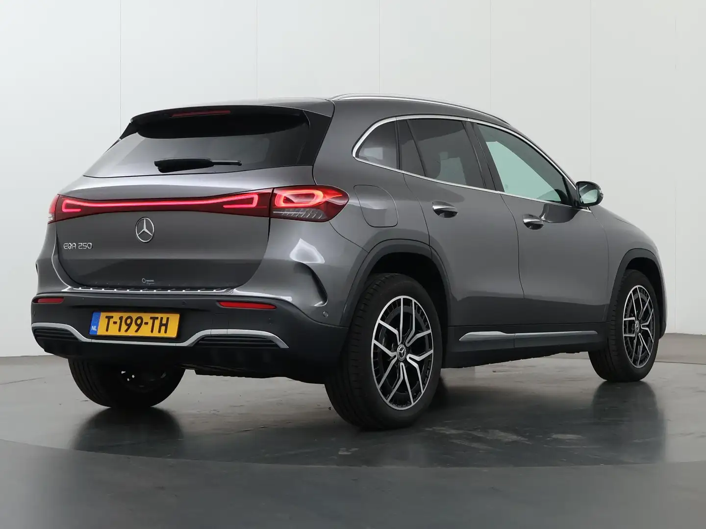 Mercedes-Benz EQA 250 Sport Edition | AMG | Premium Pakket | 19" AMG-vel Gris - 2