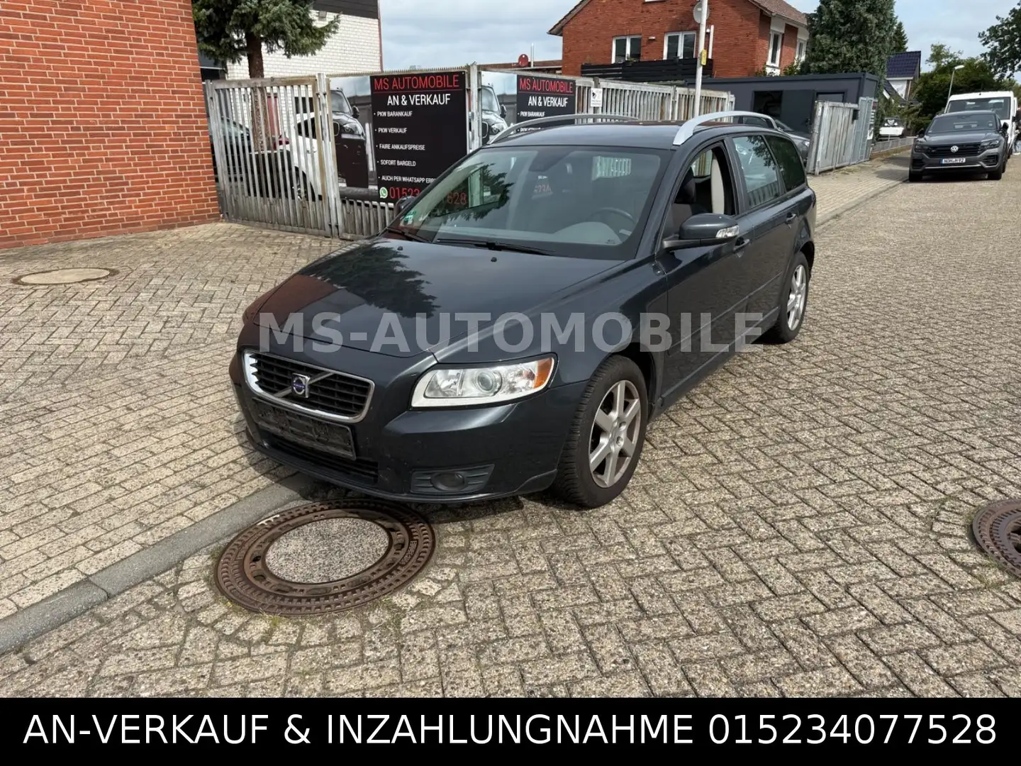 Volvo V50 Kombi 1.6 D Momentum Grau - 1