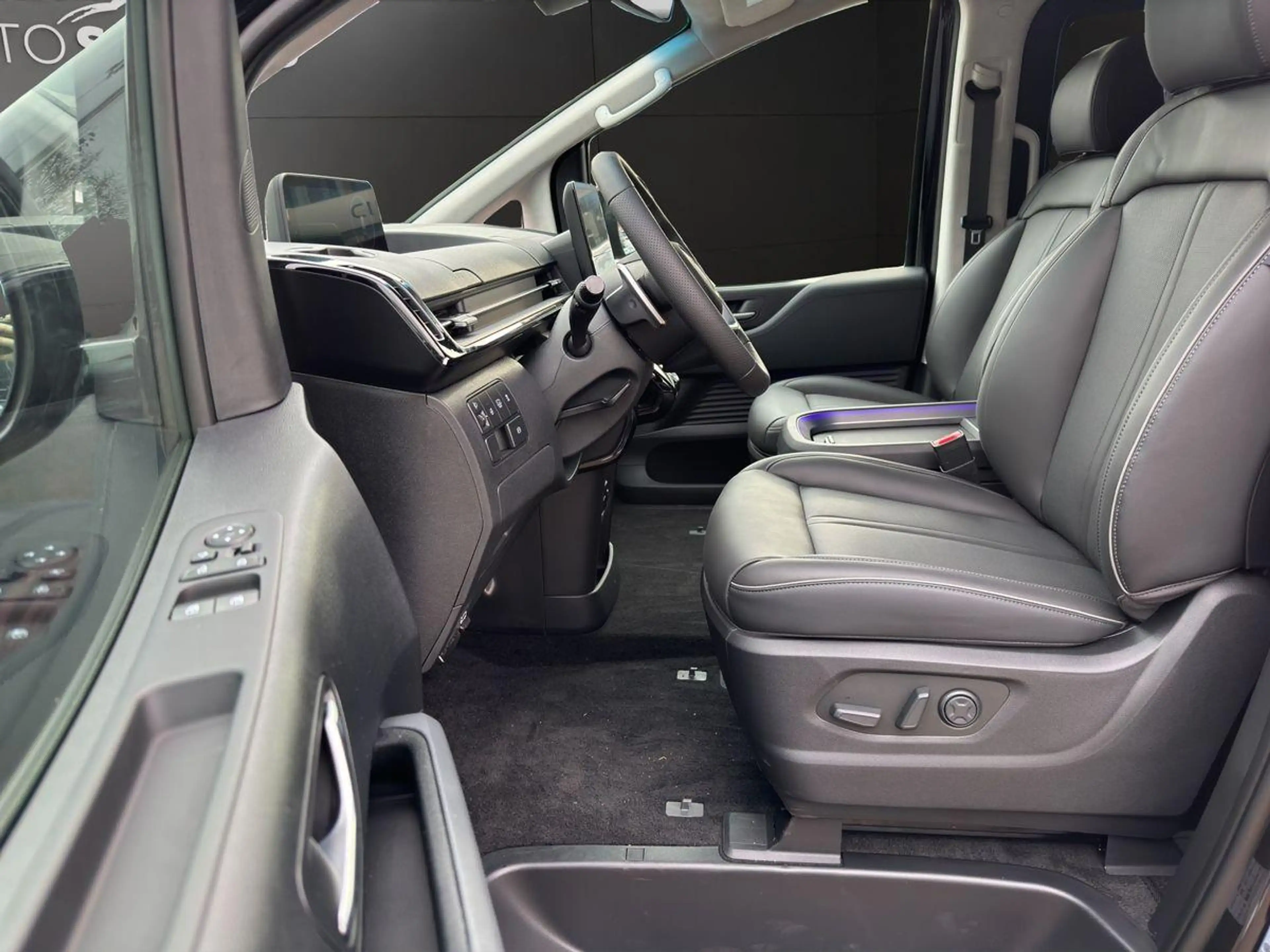Hyundai STARIA Signature Hybrid 7-Sitzer PANO ACC NAVI LED — photo 9