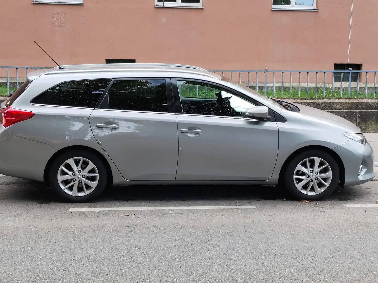 Toyota Auris 1.4 D-4D Touring Sports Comfort - 1