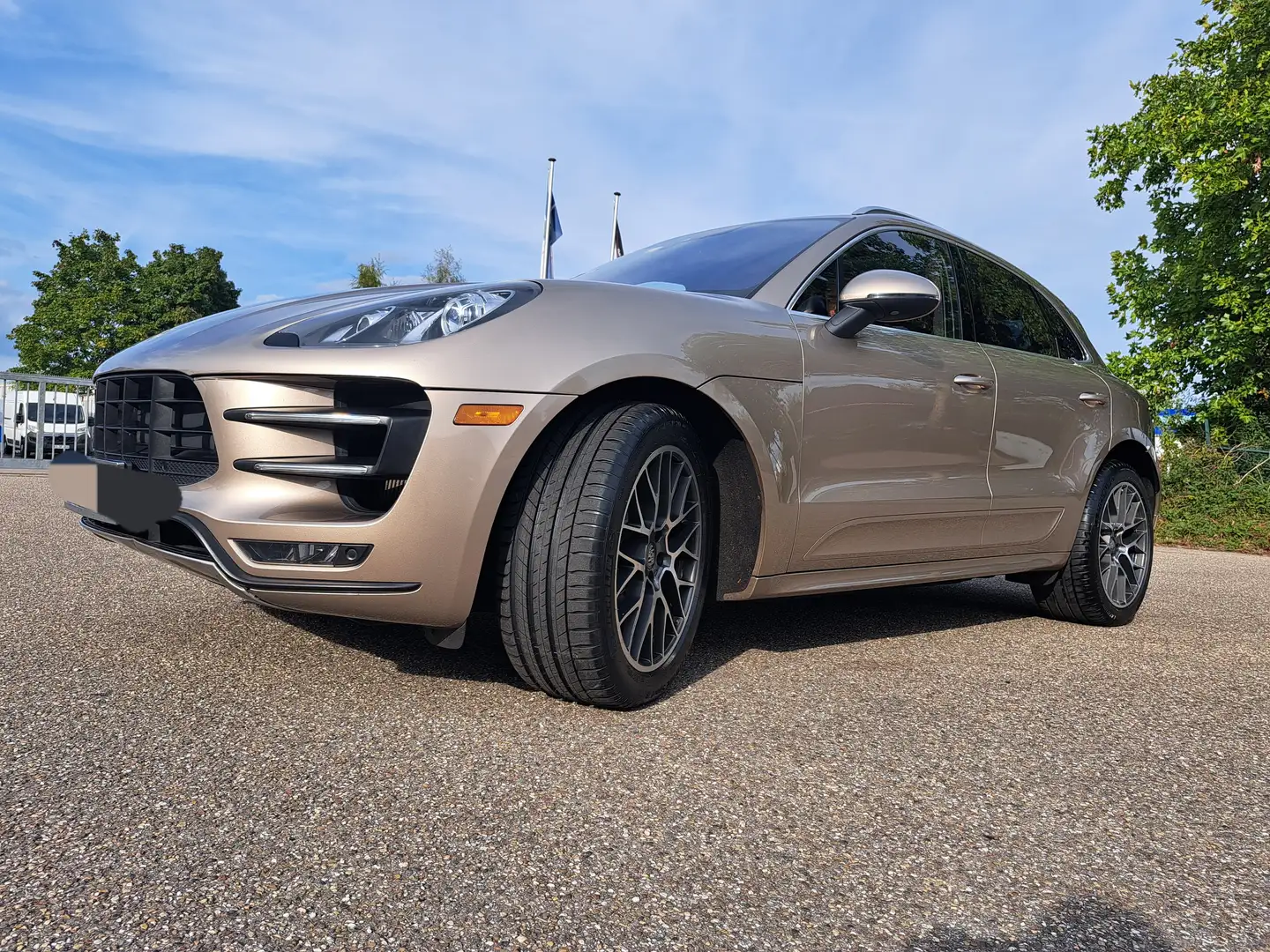 Porsche Macan Turbo Gold - 1
