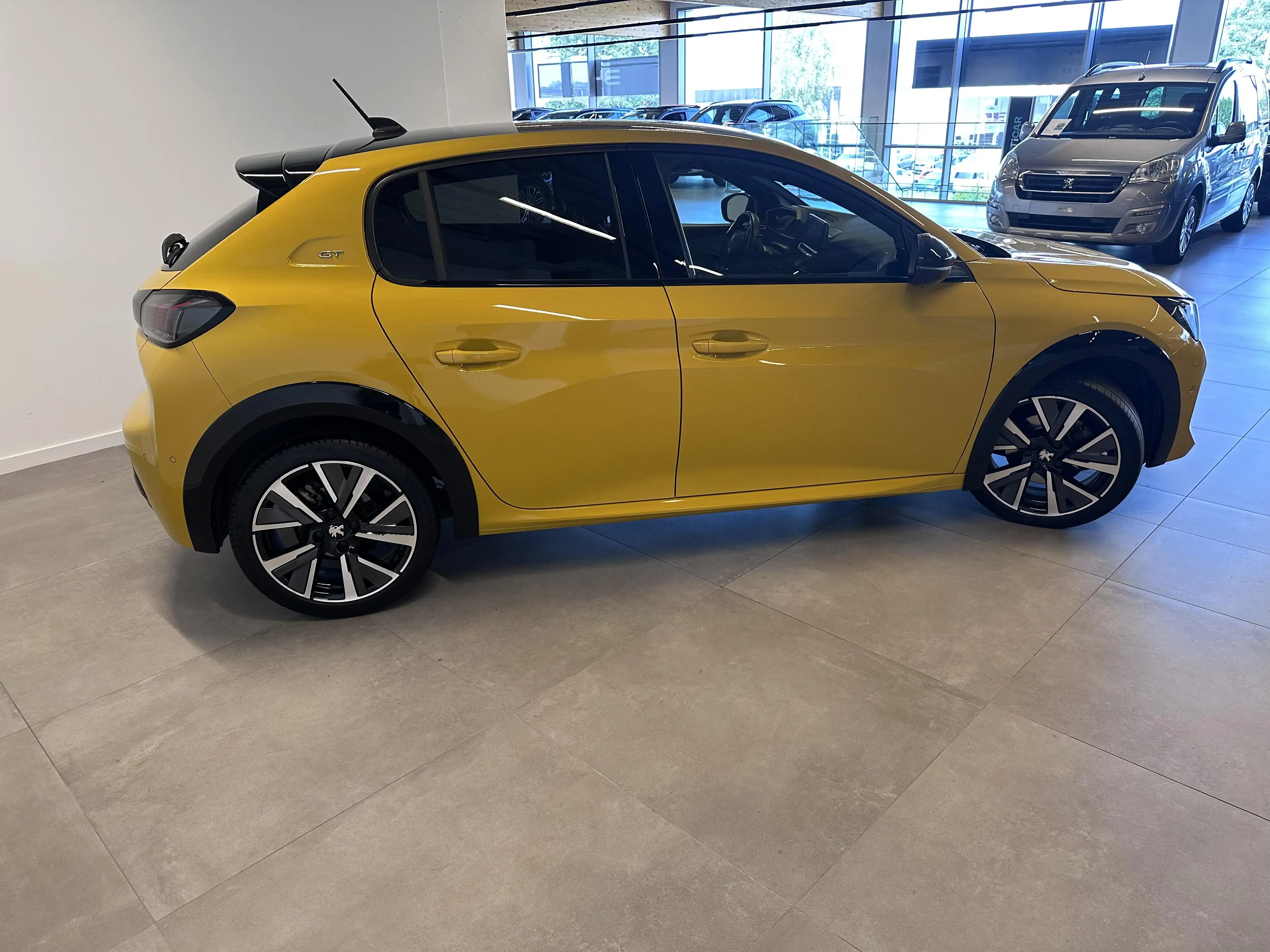 Peugeot 208 GT 1.2 BENZINE 100 PK MAN 6 — photo 19